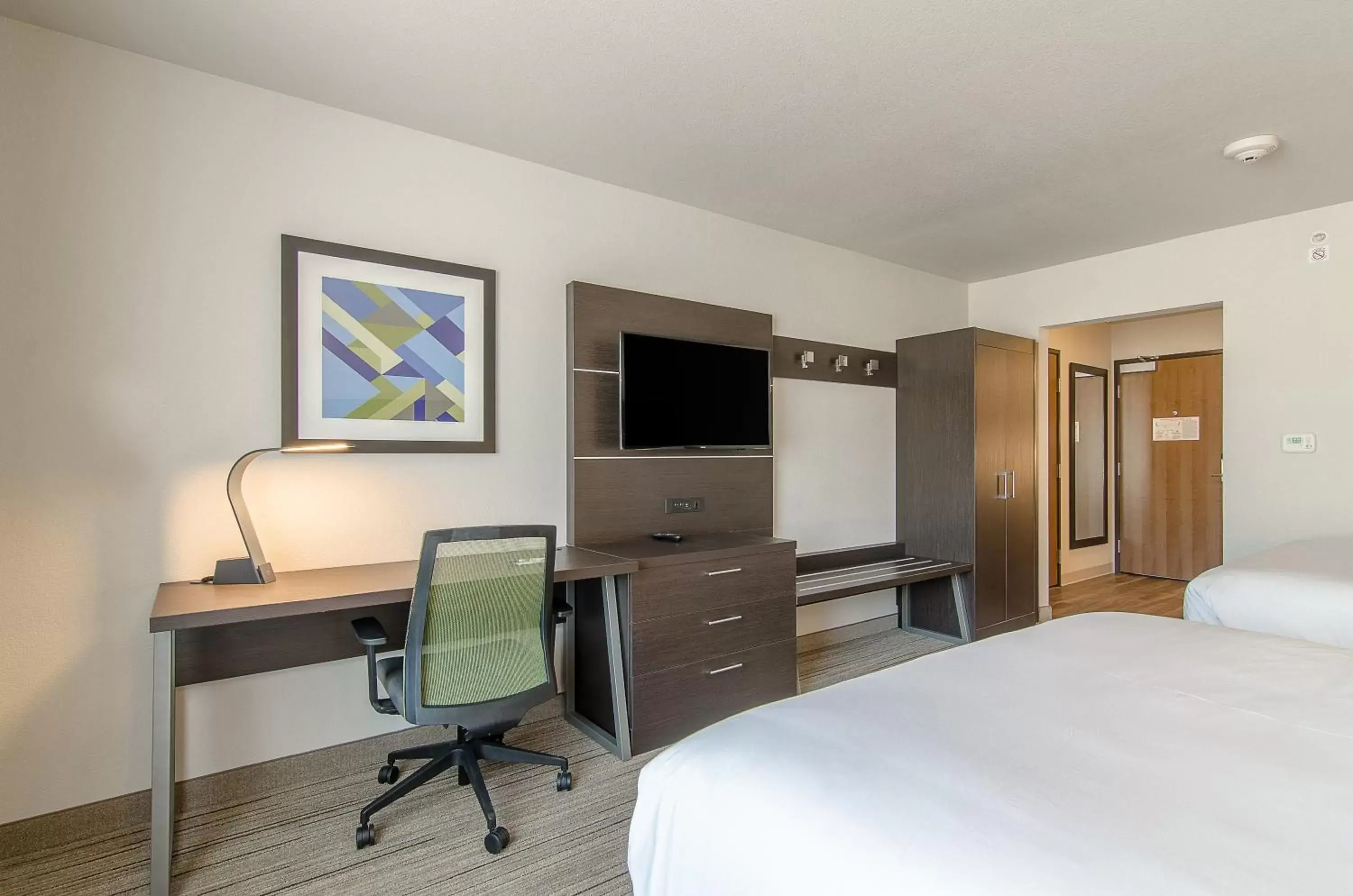 Bedroom, TV/Entertainment Center in Holiday Inn Express & Suites - Atchison, an IHG Hotel