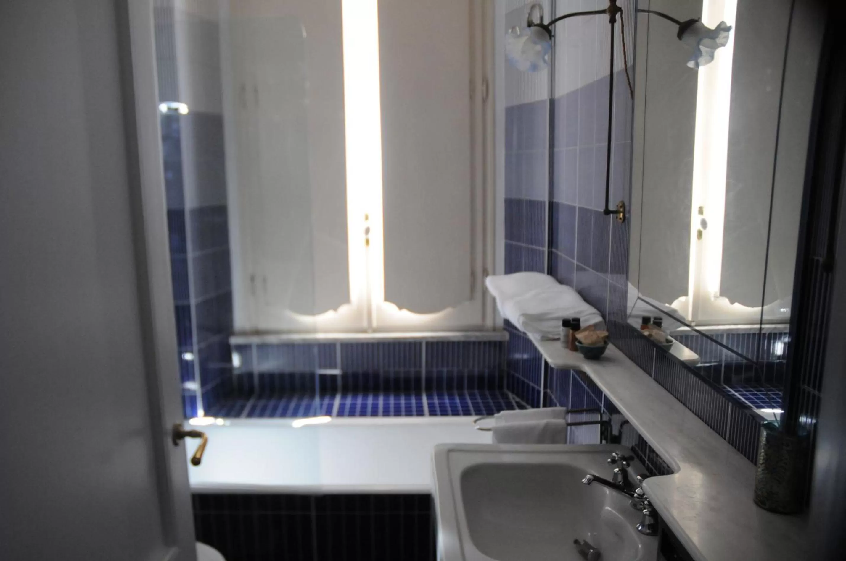 Bathroom in Relais Teatro Argentina