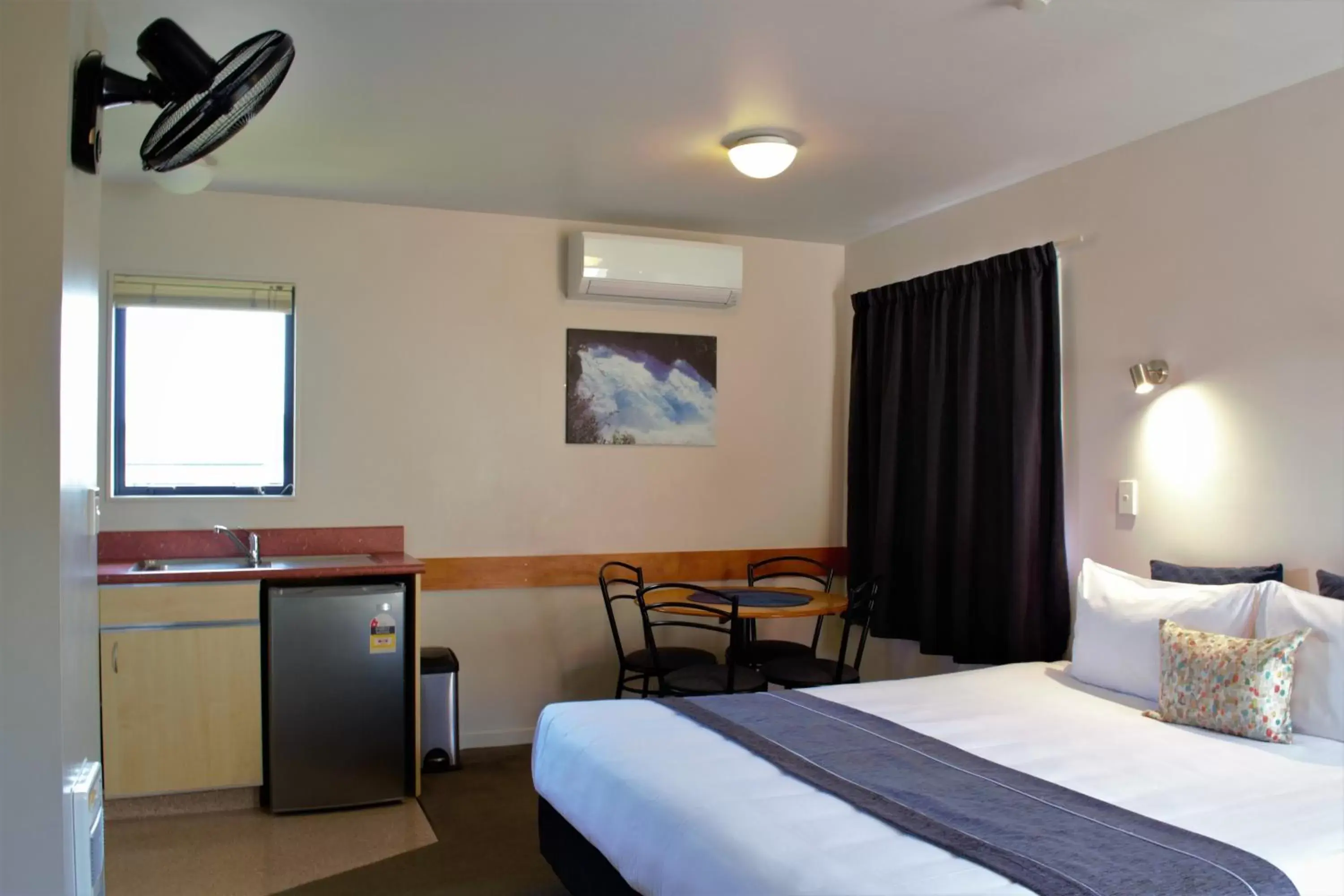 Kitchen or kitchenette, Bed in Bella Vista Motel Taupo