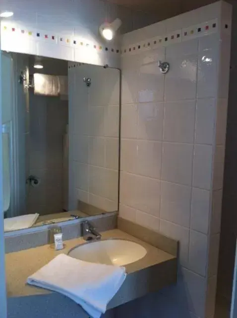 Bathroom in Hôtel du Cygne Paris