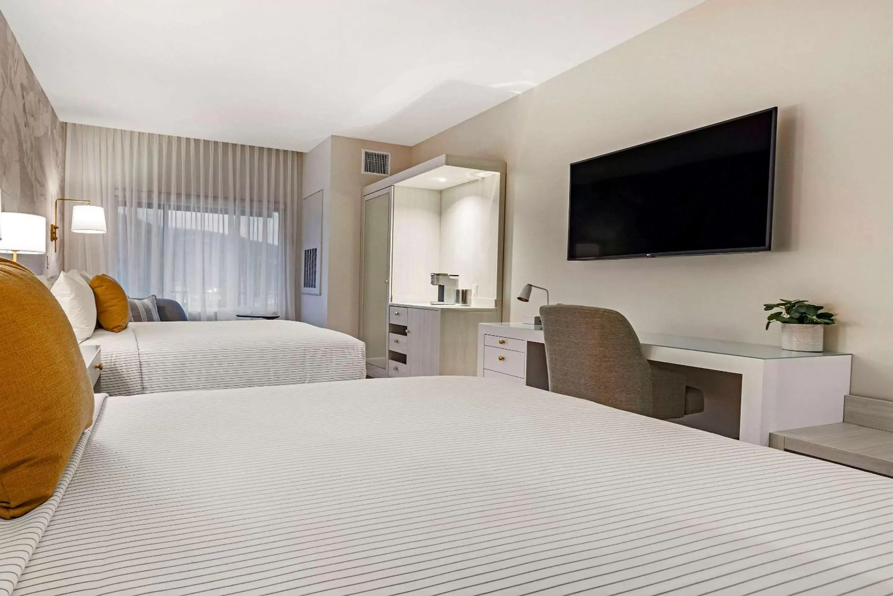 Bedroom, Bed in Cambria Hotel Calabasas