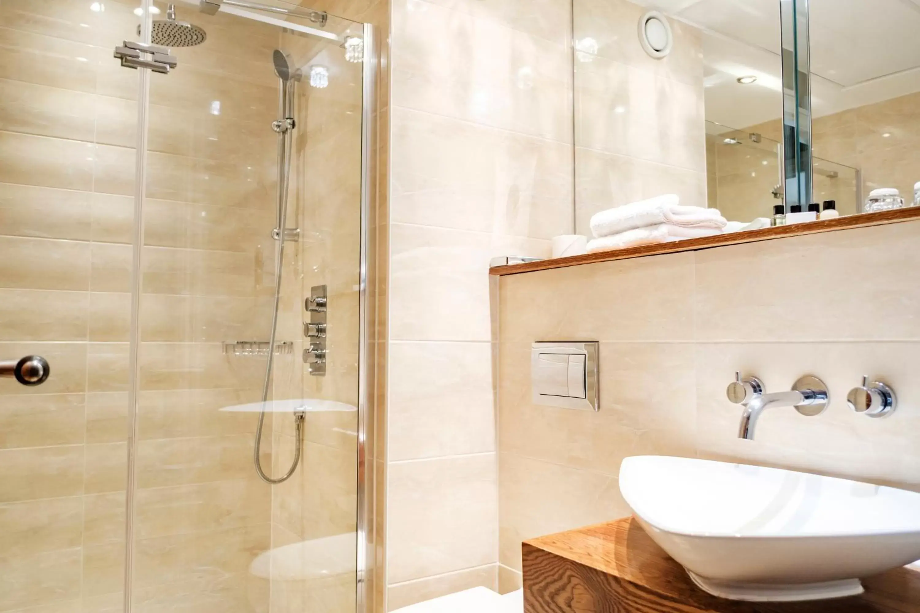 Shower, Bathroom in The Drayton Court Hotel