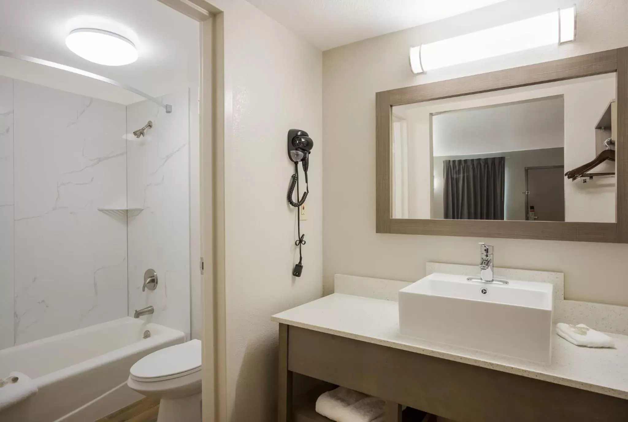 Bathroom in Red Roof Inn & Suites Thomasville