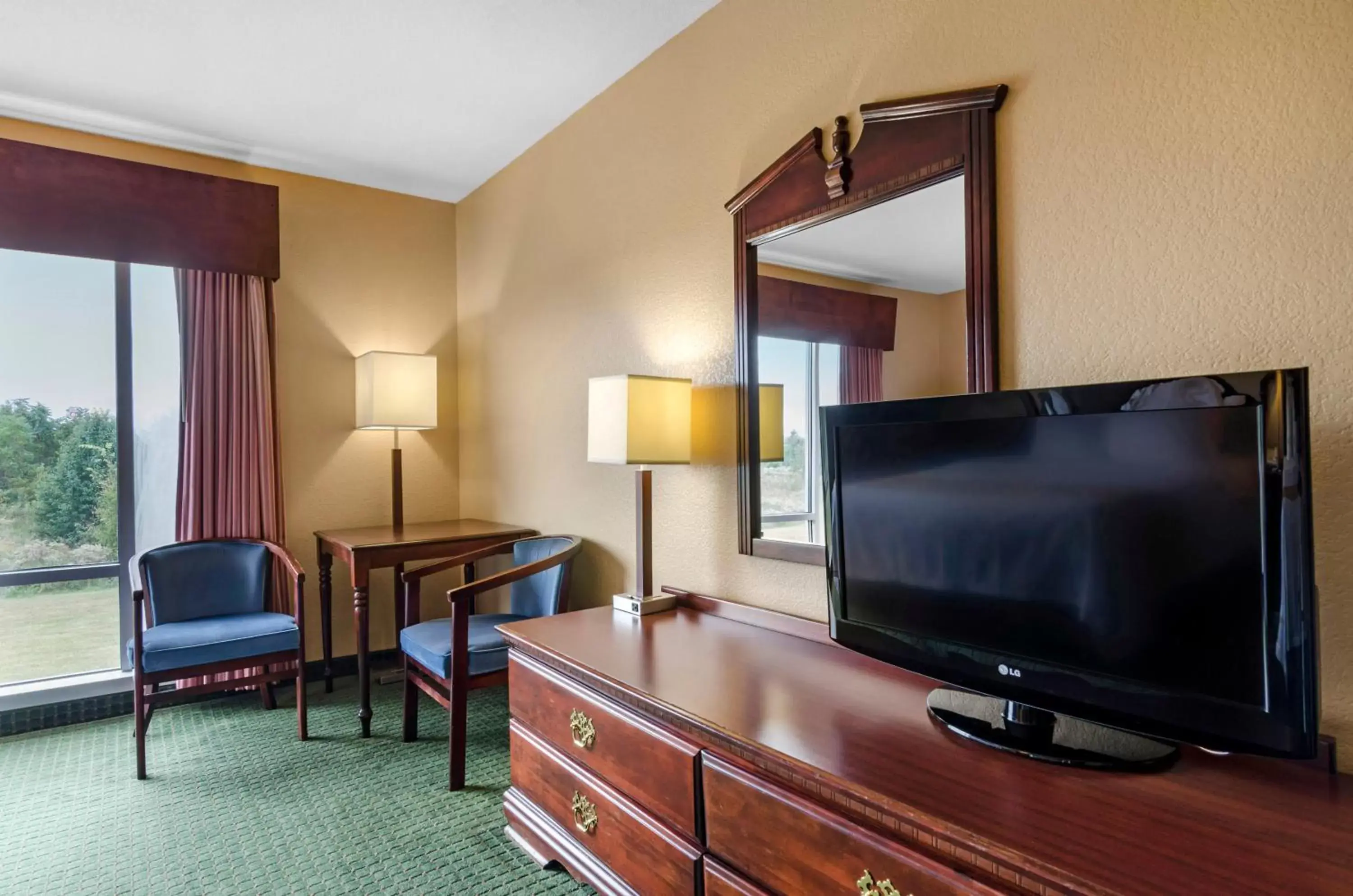 TV and multimedia, TV/Entertainment Center in Quality Inn & Suites Carthage