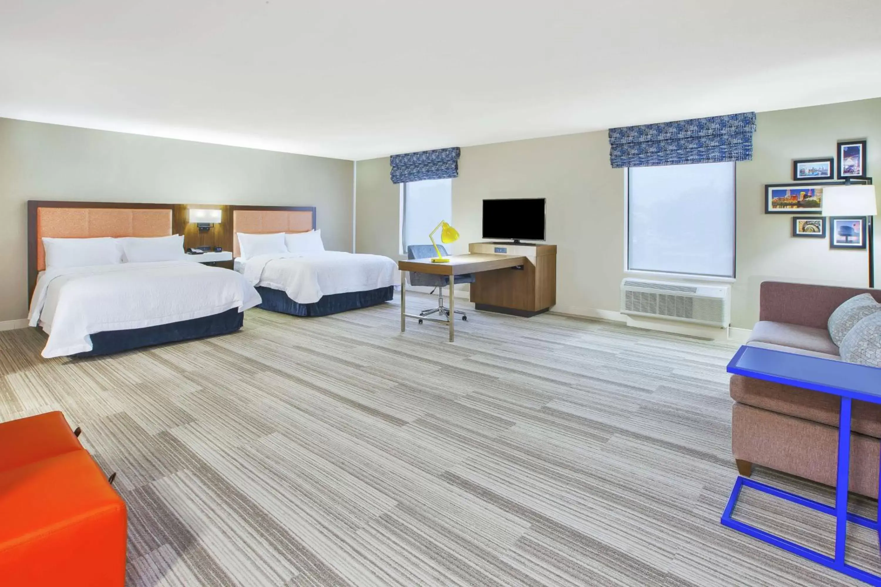 Bedroom in Hampton Inn & Suites Oakwood Village-Cleveland