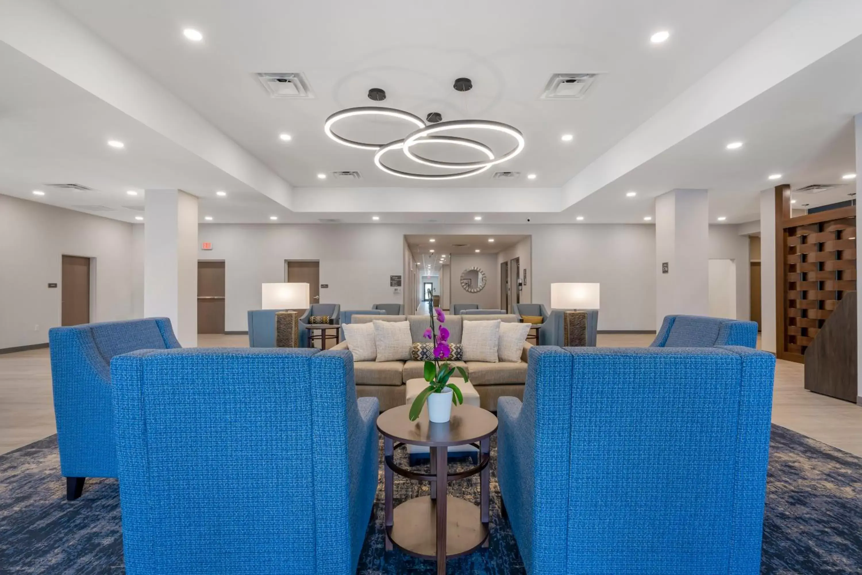 Seating area, Restaurant/Places to Eat in Comfort Suites Orlando Lake Buena Vista