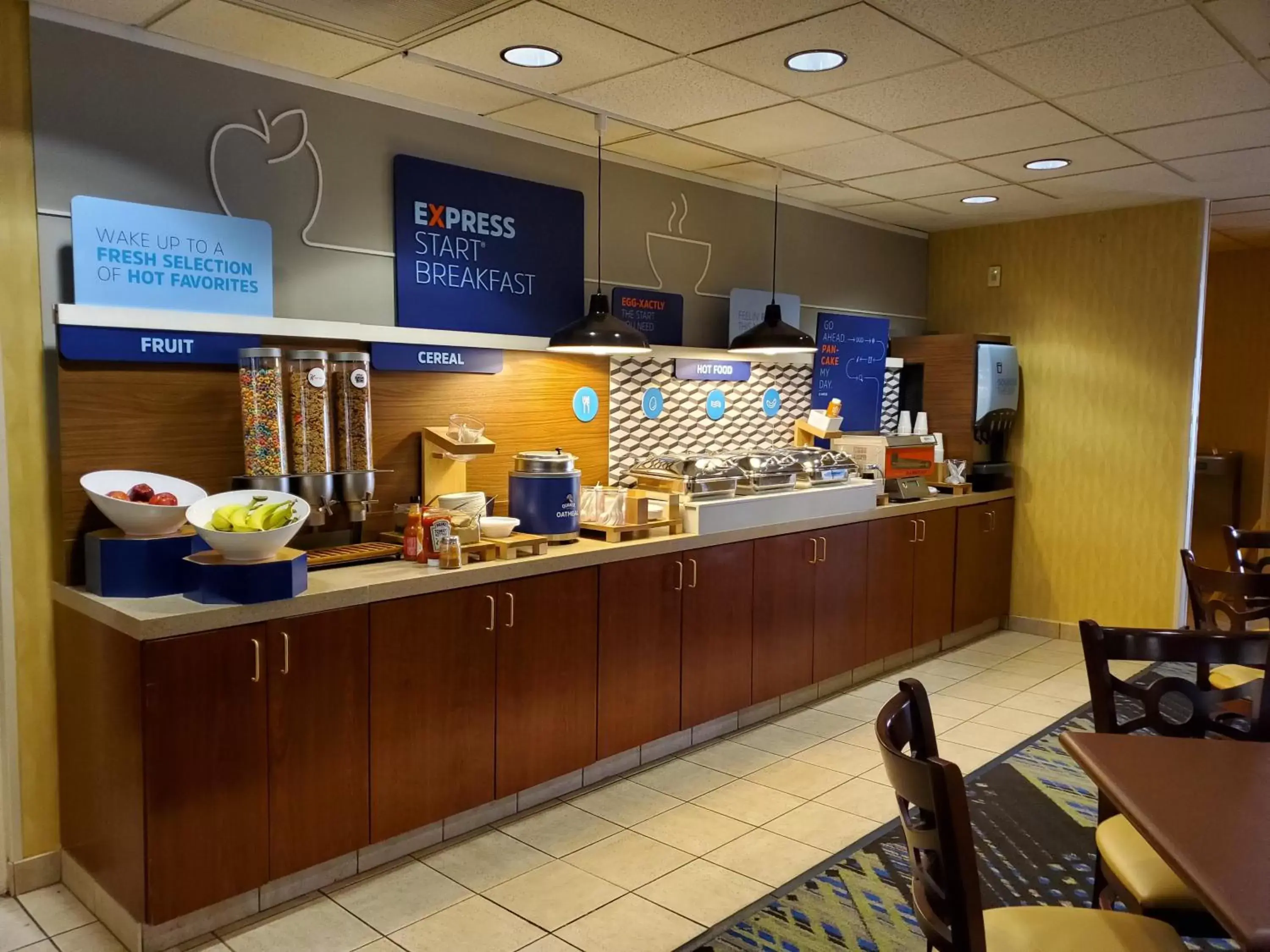 Breakfast, Restaurant/Places to Eat in Holiday Inn Express Hotel & Suites Columbus Airport, an IHG Hotel