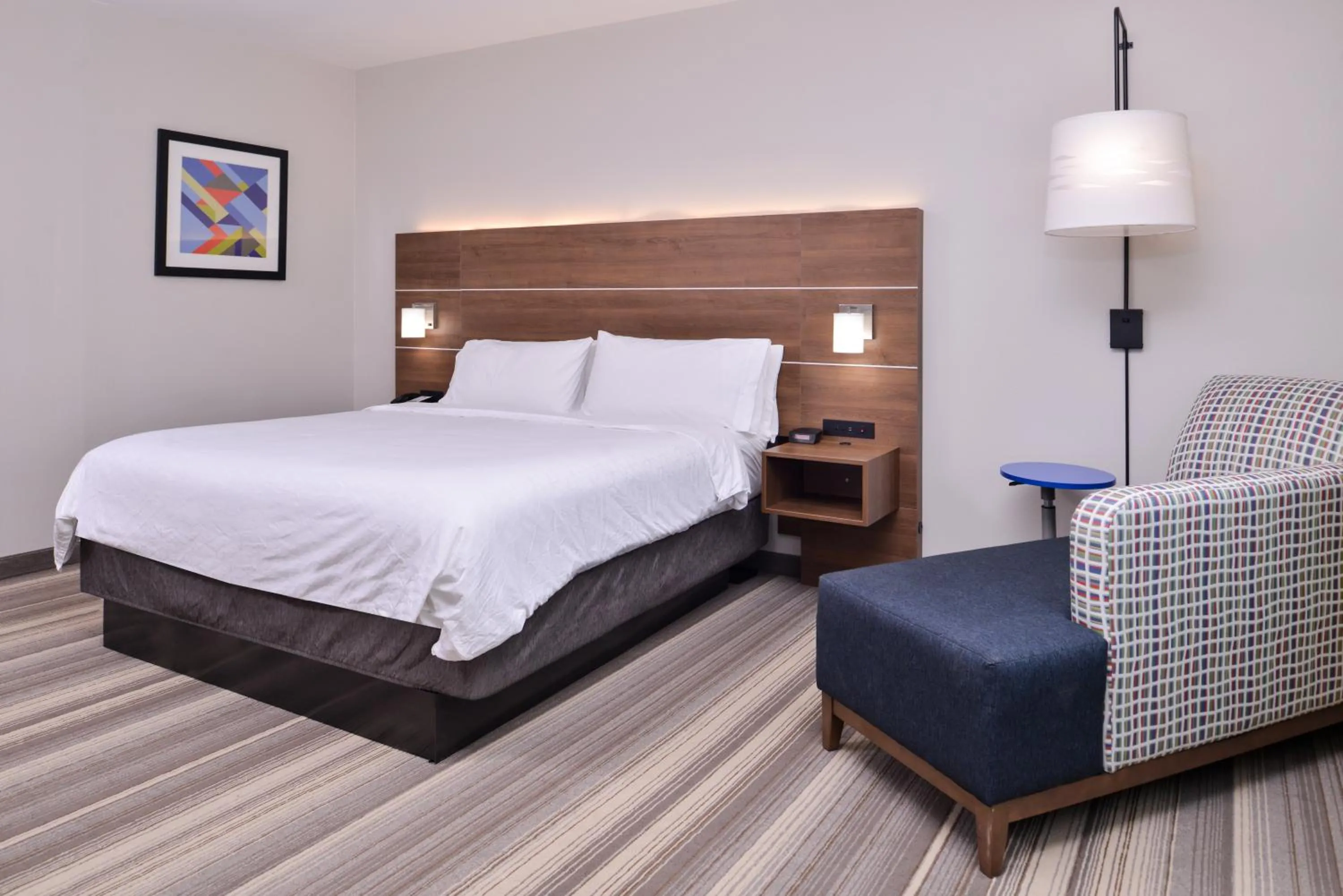 Photo of the whole room, Bed in Holiday Inn Express Hotel & Suites Elgin by IHG