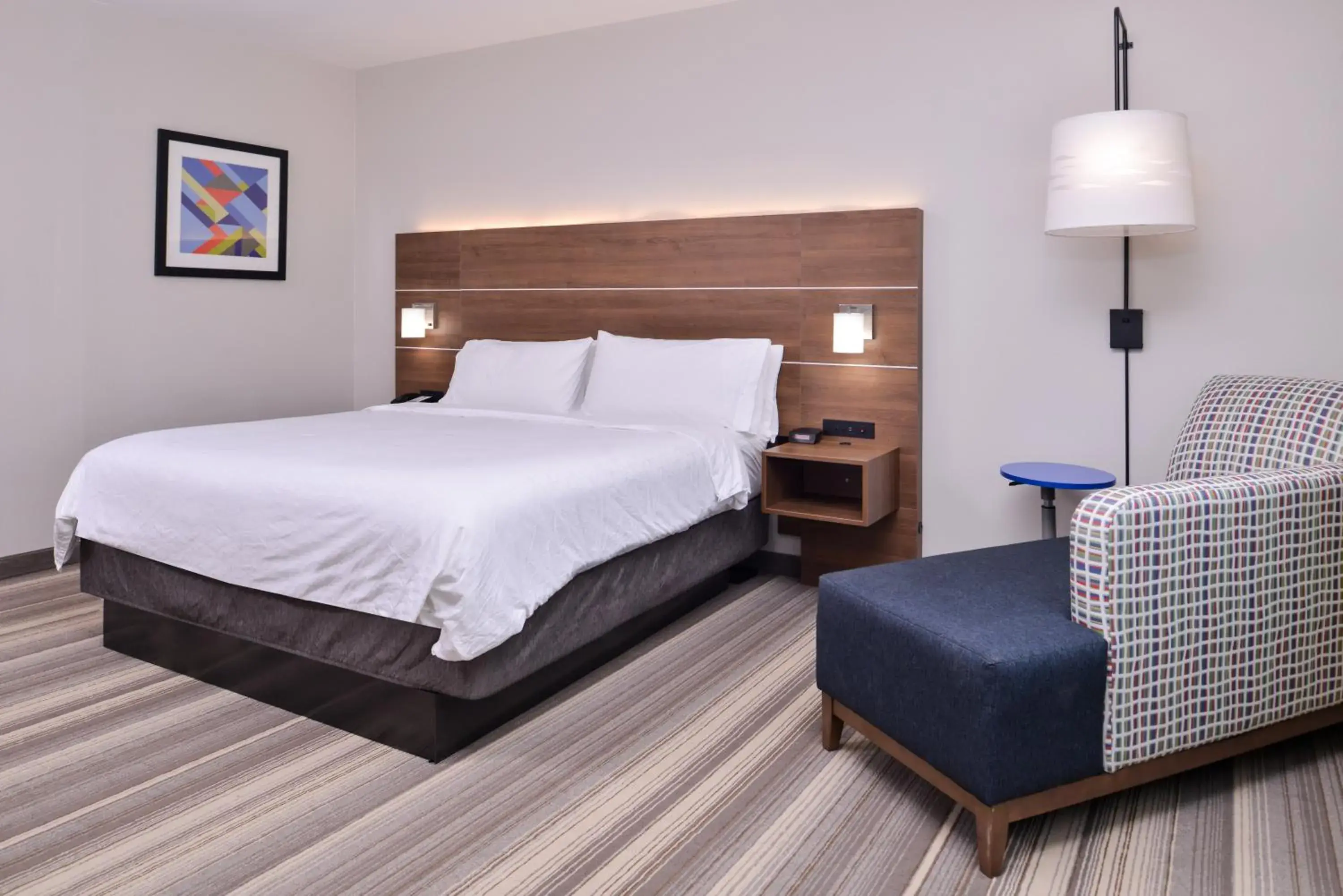 Photo of the whole room, Bed in Holiday Inn Express Hotel & Suites Elgin, an IHG Hotel