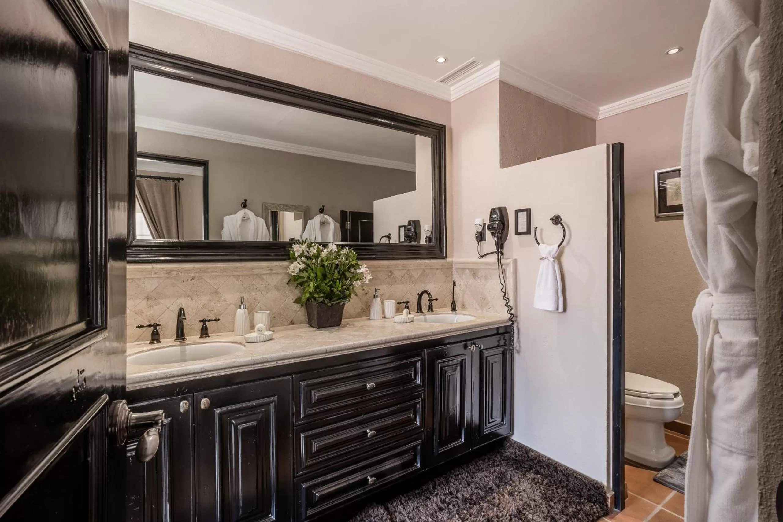 Bathroom in Artesana Luxury Villa