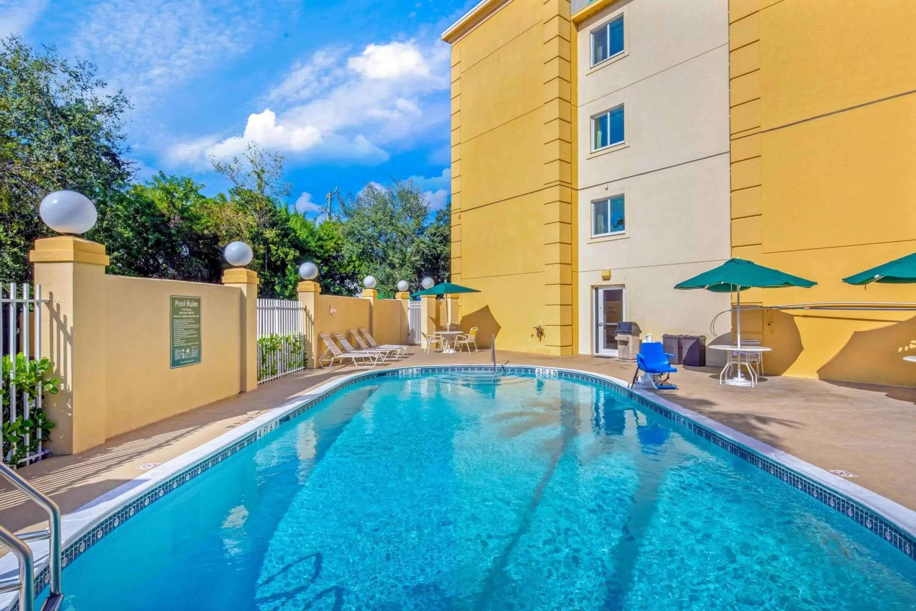 On site, Swimming Pool in La Quinta Inn & Suites by Wyndham Miami Cutler Bay
