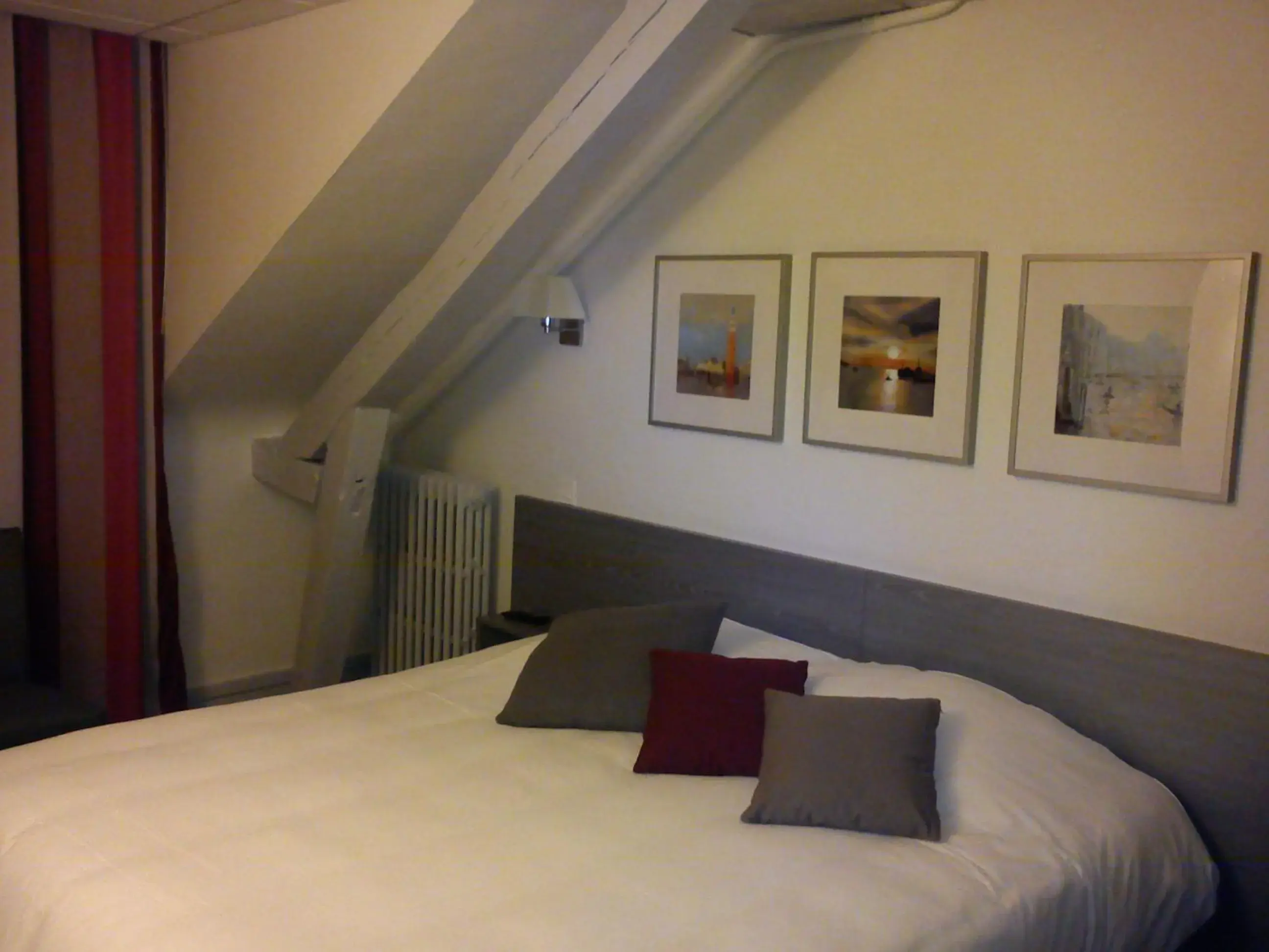 Photo of the whole room, Bed in Hôtel Carmin