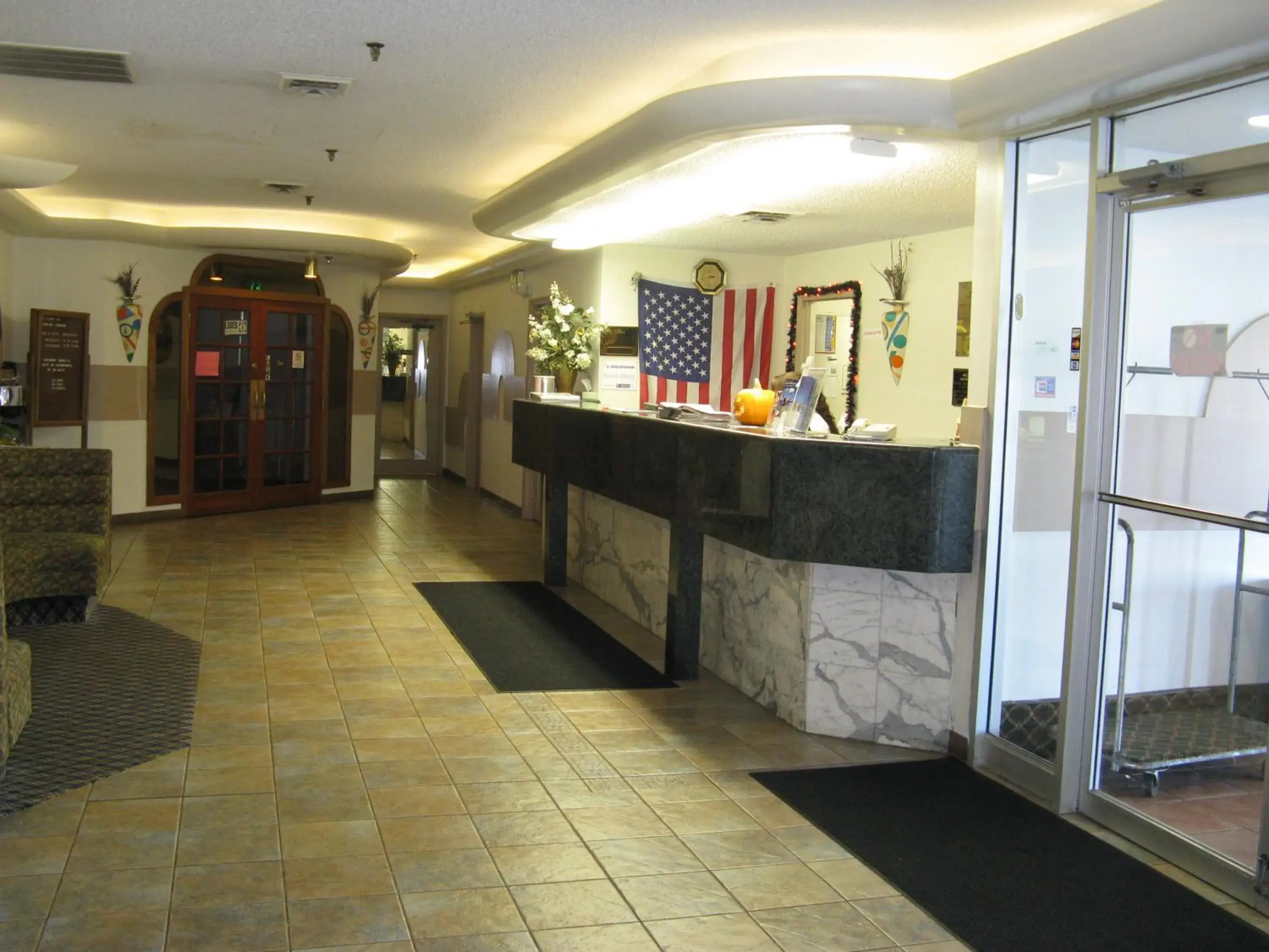 Lobby or reception, Lobby/Reception in Howard Johnson by Wyndham Benton Harbor