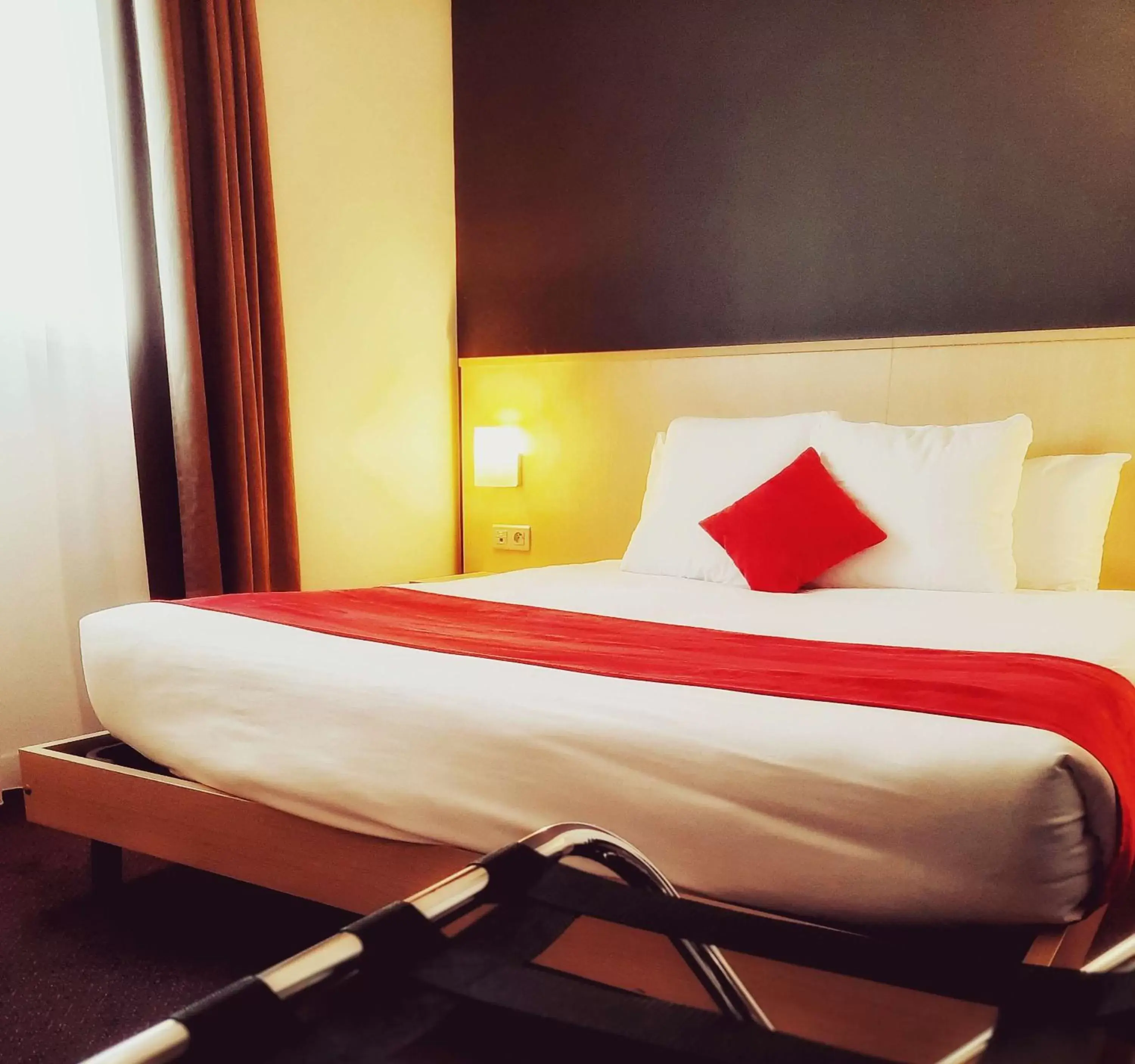 Bedroom, Bed in Sure Hotel by Best Western Nantes Beaujoire