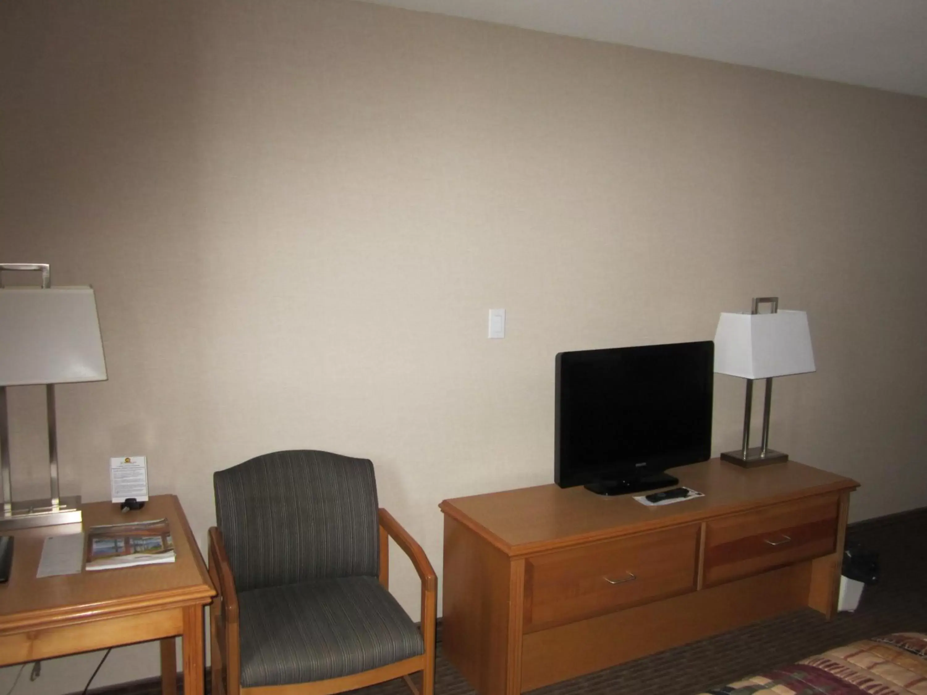 TV and multimedia, TV/Entertainment Center in Woodlands Inn & Suites