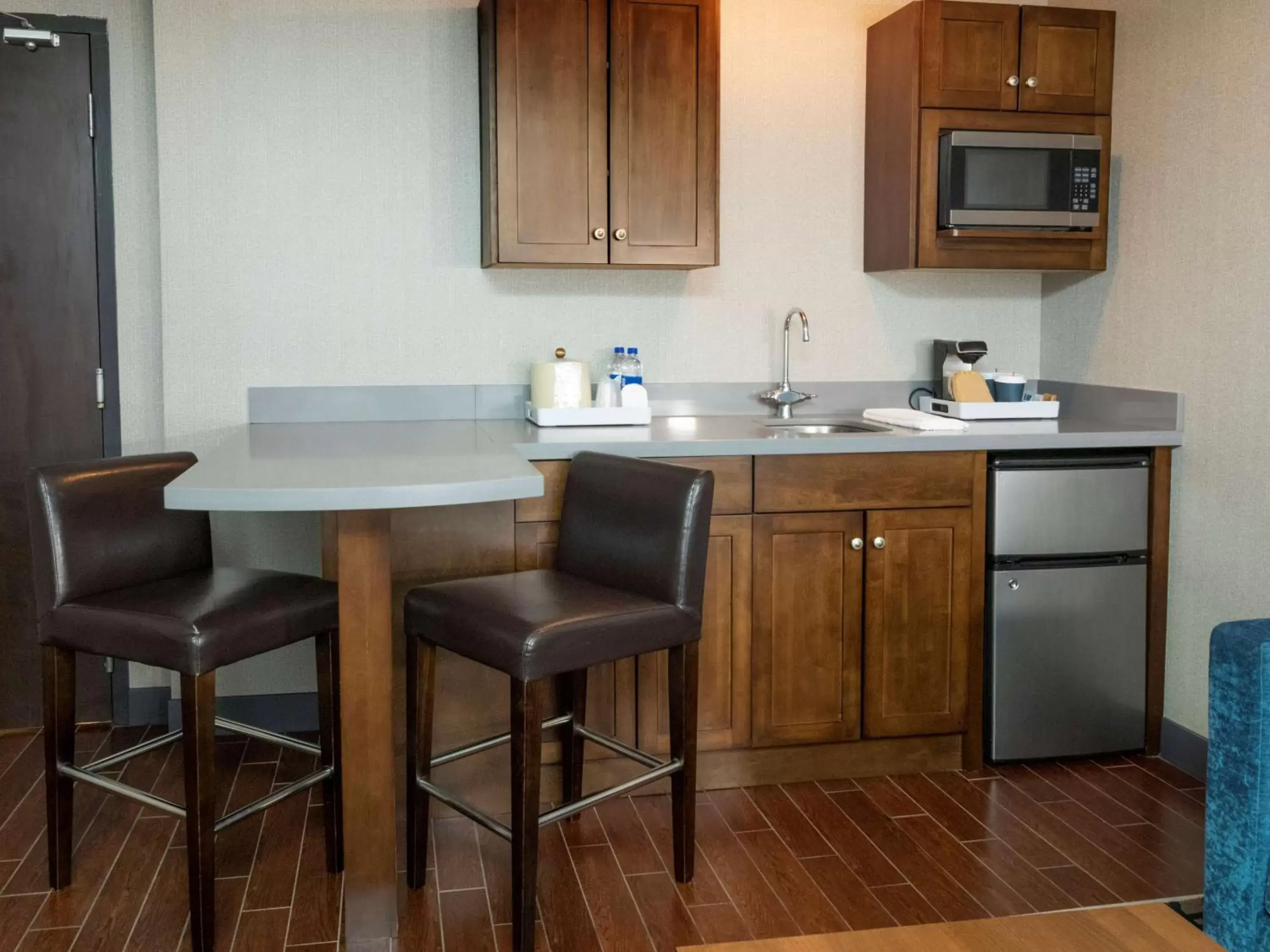 Photo of the whole room, Kitchen/Kitchenette in Niagara Riverside Resort; BW Premier Collection