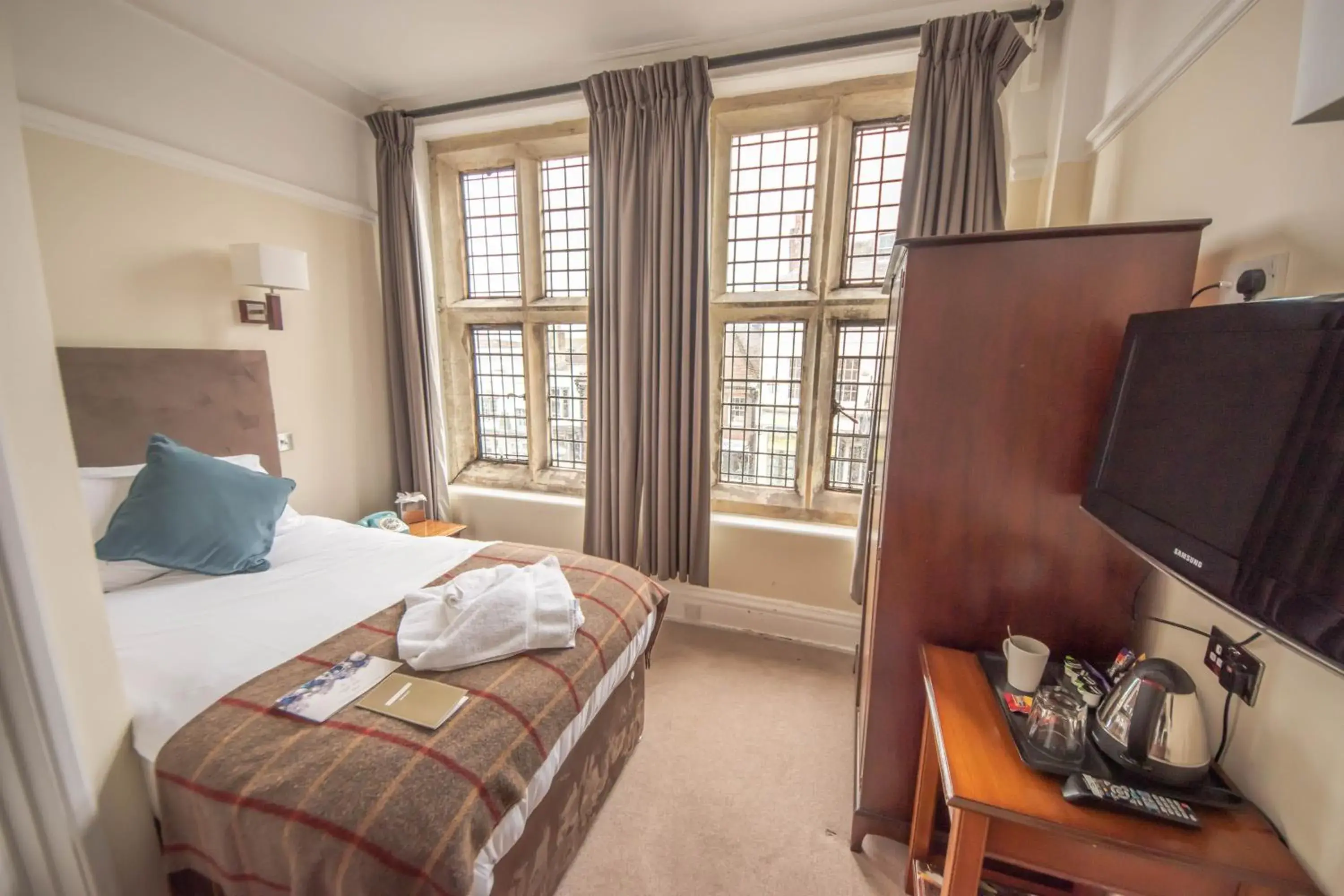 Bed, TV/Entertainment Center in Norfolk Arms Hotel