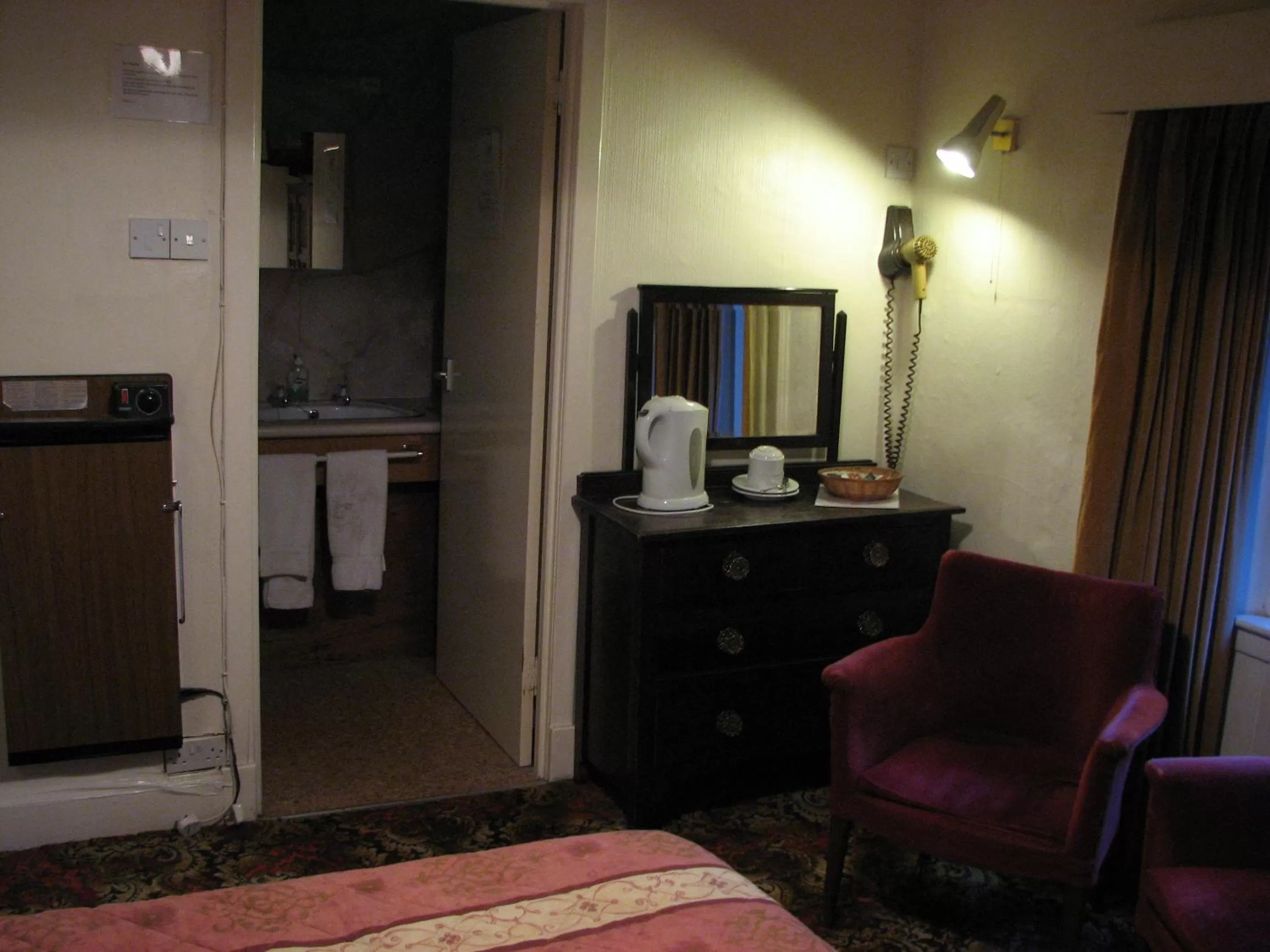 Coffee/tea facilities, Bed in Lancaster Hotel