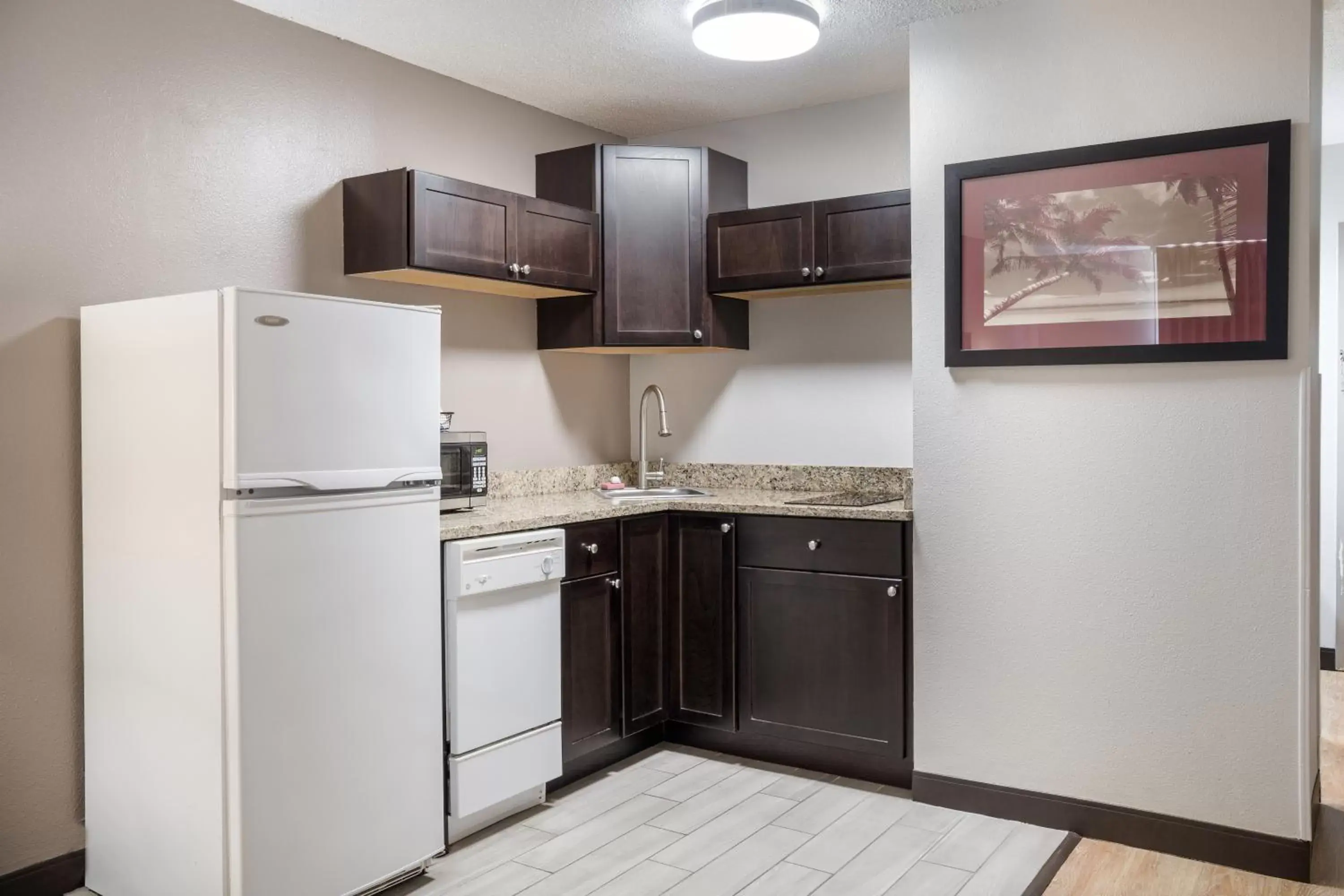 Photo of the whole room, Kitchen/Kitchenette in Red Roof Inn & Suites Jacksonville, NC