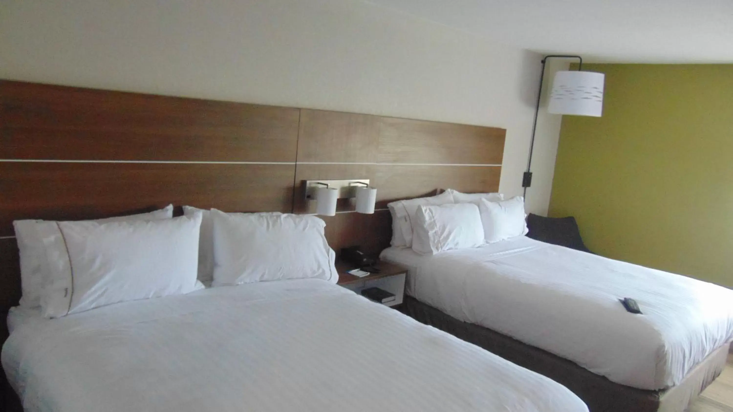 Photo of the whole room, Bed in Holiday Inn Express & Suites Wapakoneta, an IHG Hotel