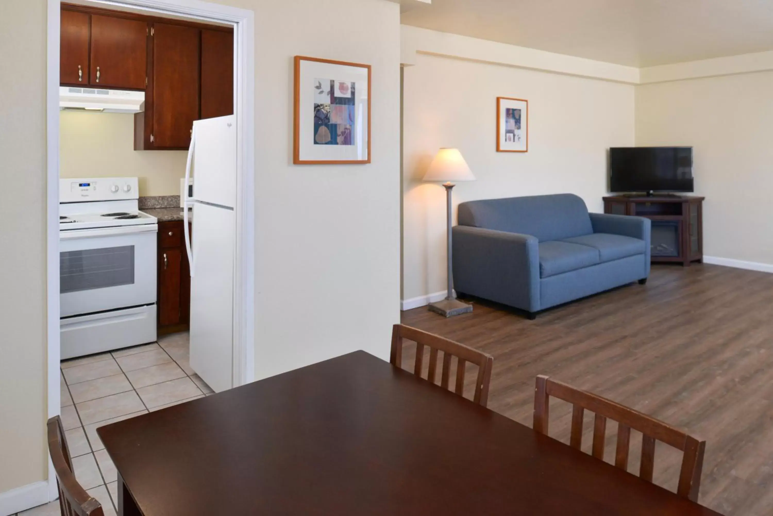 Kitchen or kitchenette, Kitchen/Kitchenette in Edgewater Inn and Suites