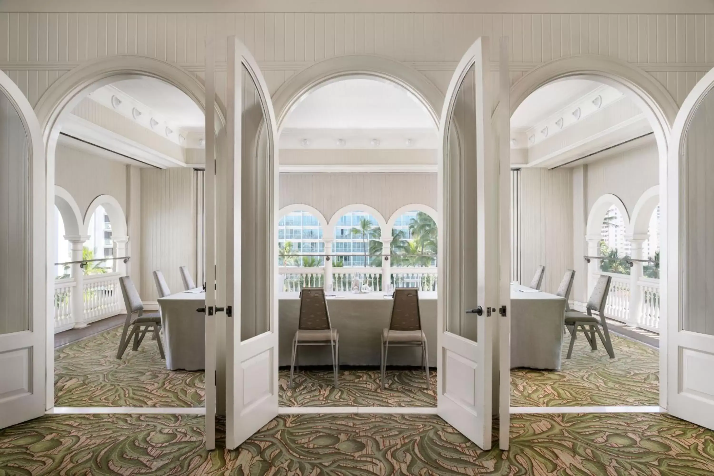 Meeting/conference room, Restaurant/Places to Eat in Moana Surfrider, A Westin Resort & Spa, Waikiki Beach