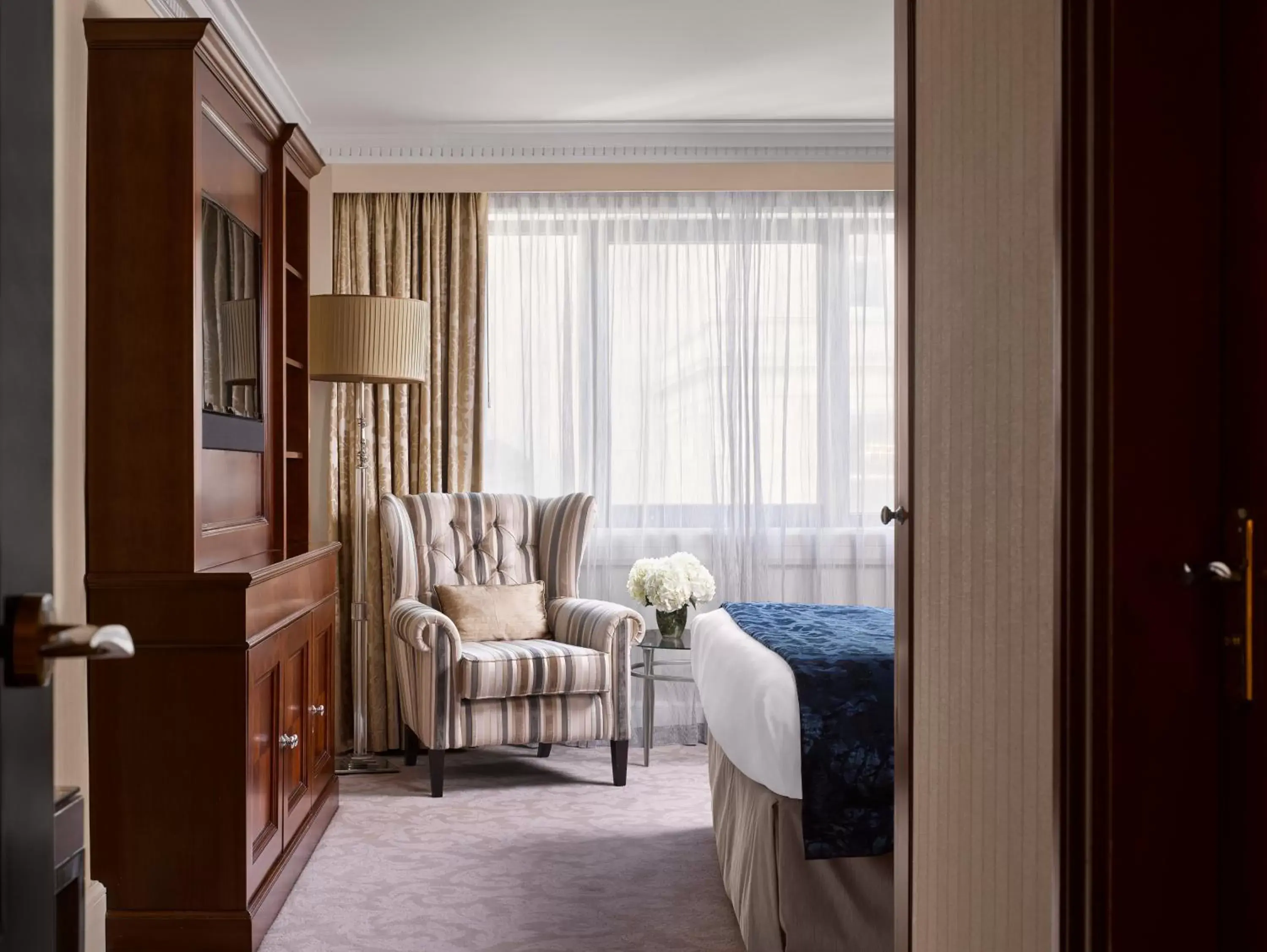 Bedroom, Seating Area in InterContinental London Park Lane, an IHG Hotel