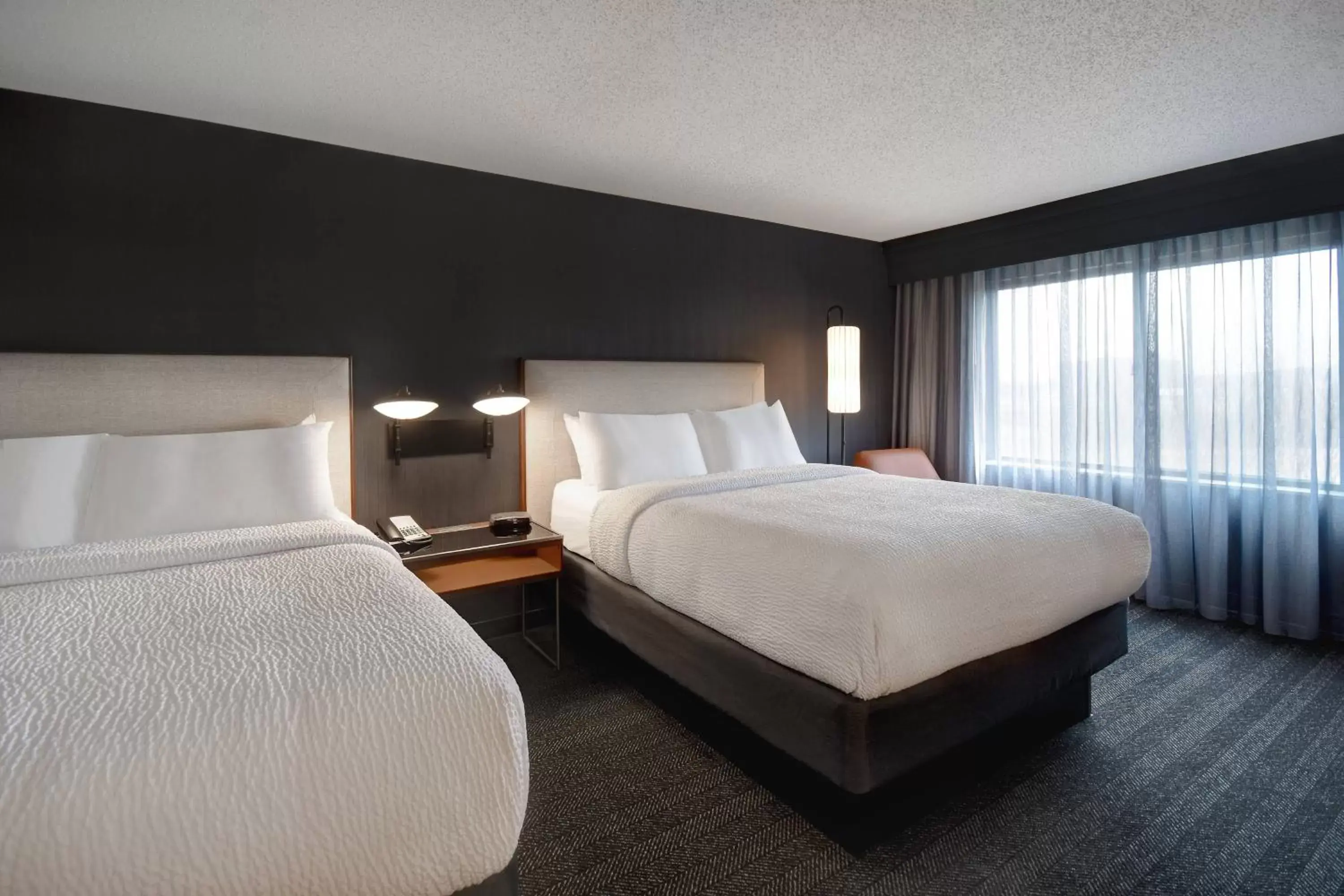 Photo of the whole room, Bed in Courtyard by Marriott Cincinnati Airport