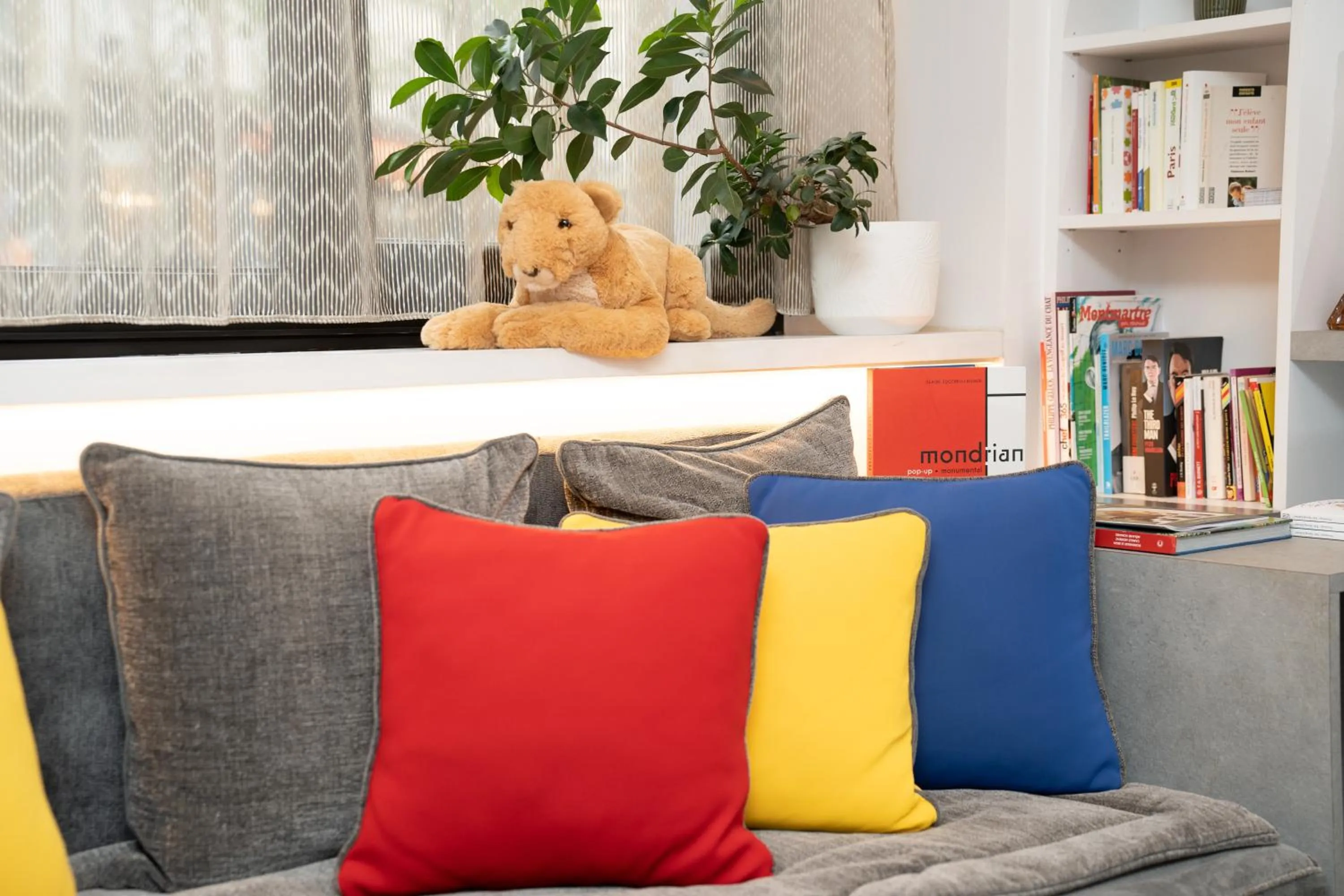 Library in Hôtel Du Mont Dore Batignolles