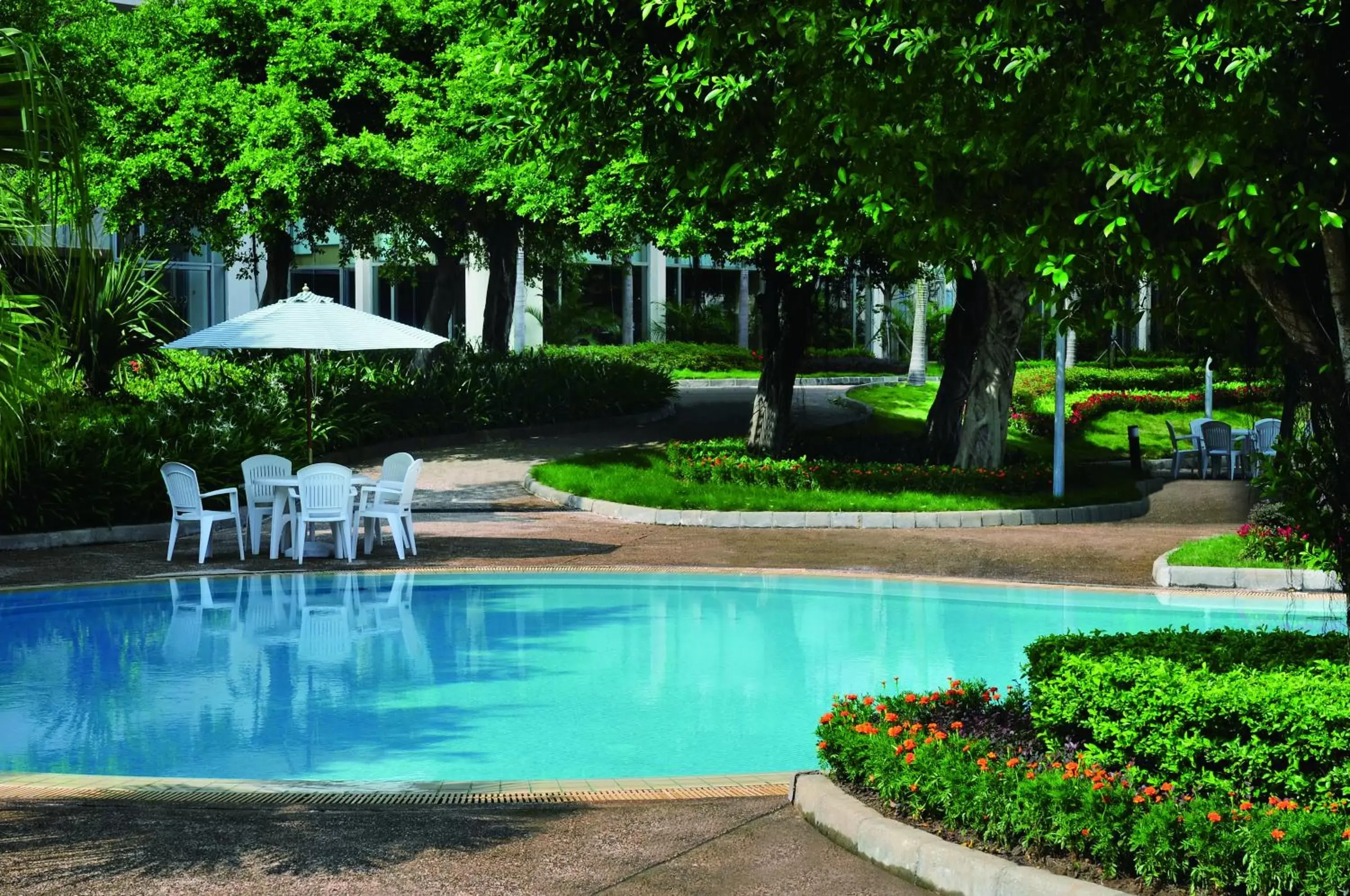 Swimming Pool in Shangri-La Beihai