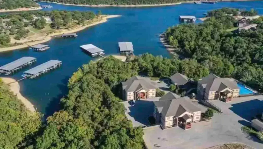 Property building, Bird's-eye View in Rockwood Condos on Table Rock Lake
