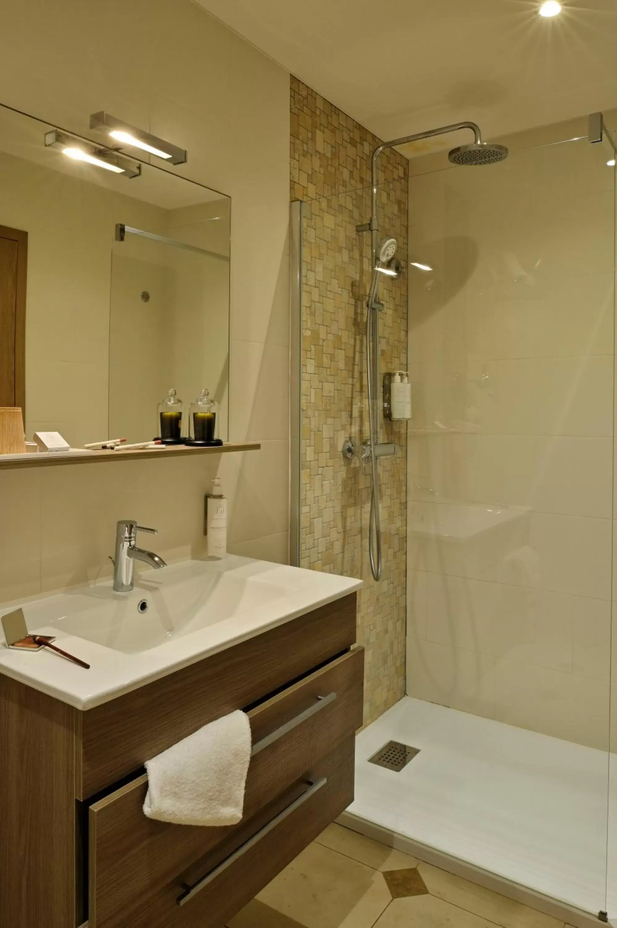 Shower, Bathroom in Hotel Bartaccia