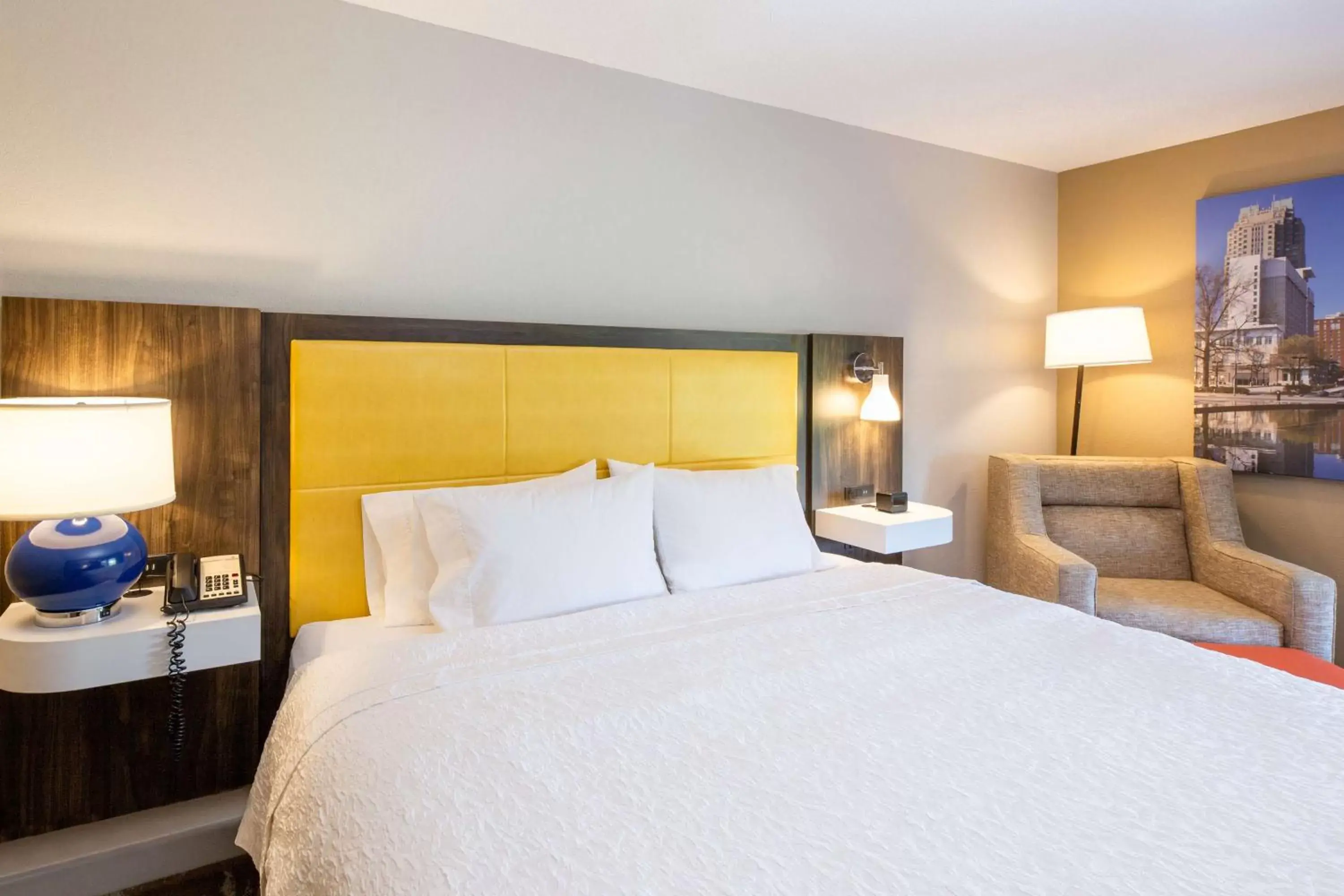 Bed in Hampton Inn & Suites Raleigh/Cary I-40 (PNC Arena)