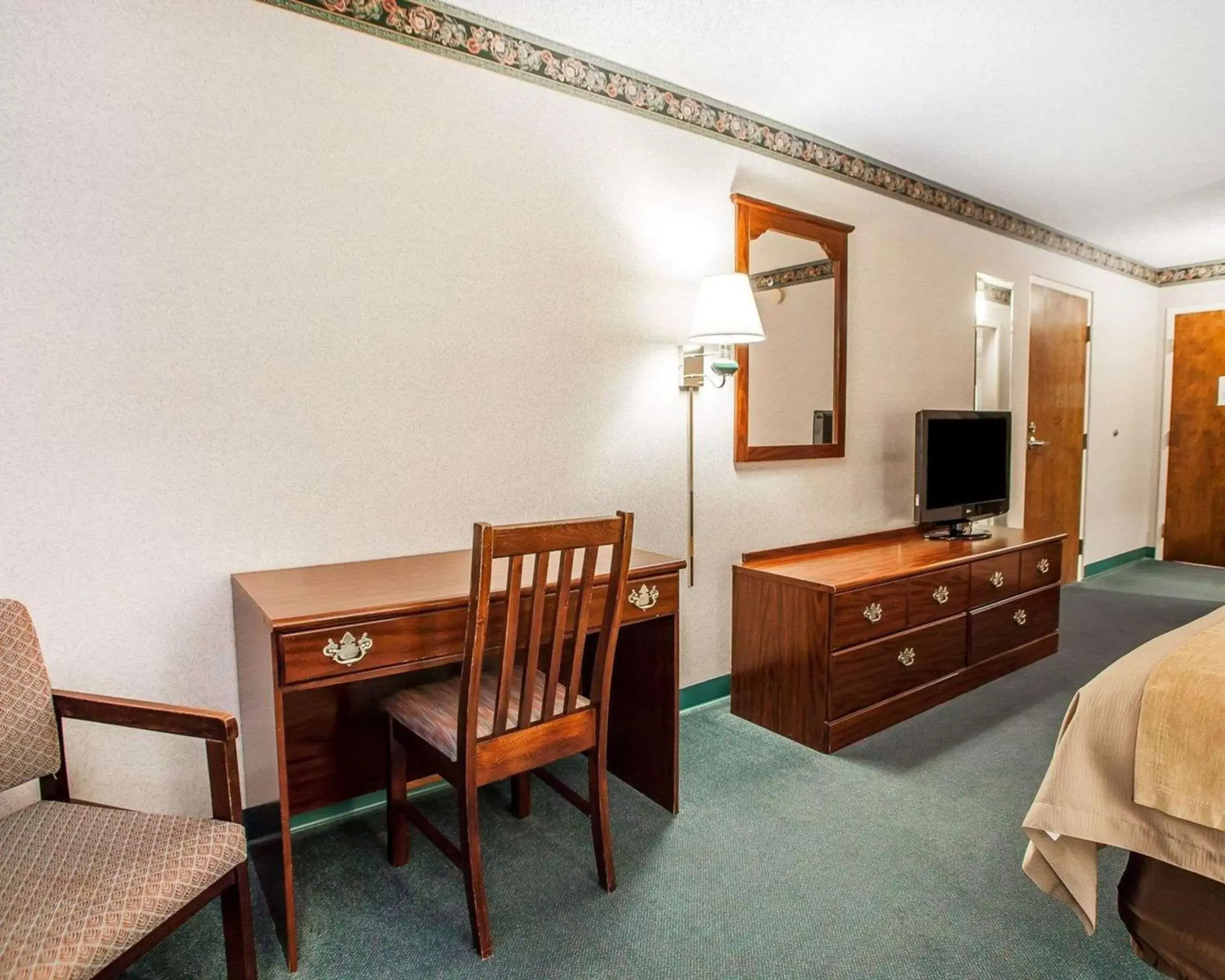 Photo of the whole room, TV/Entertainment Center in Quality Inn Midway