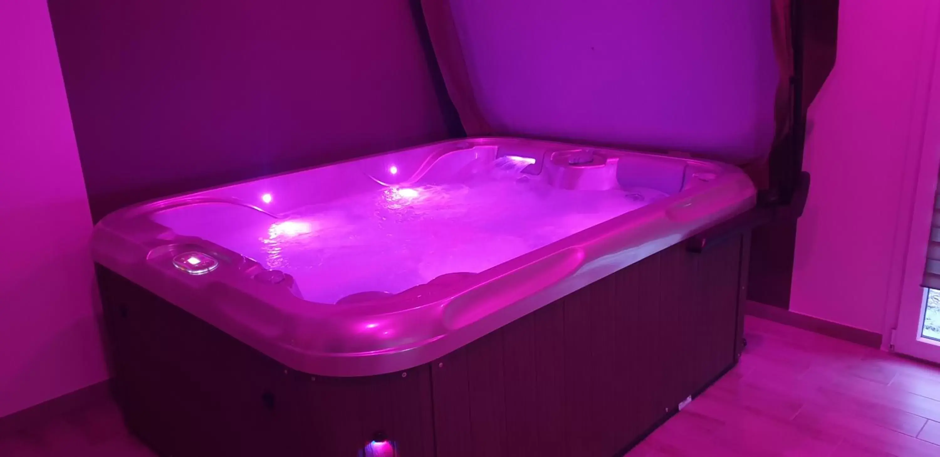 Hot Tub in Paradis Secret Spa