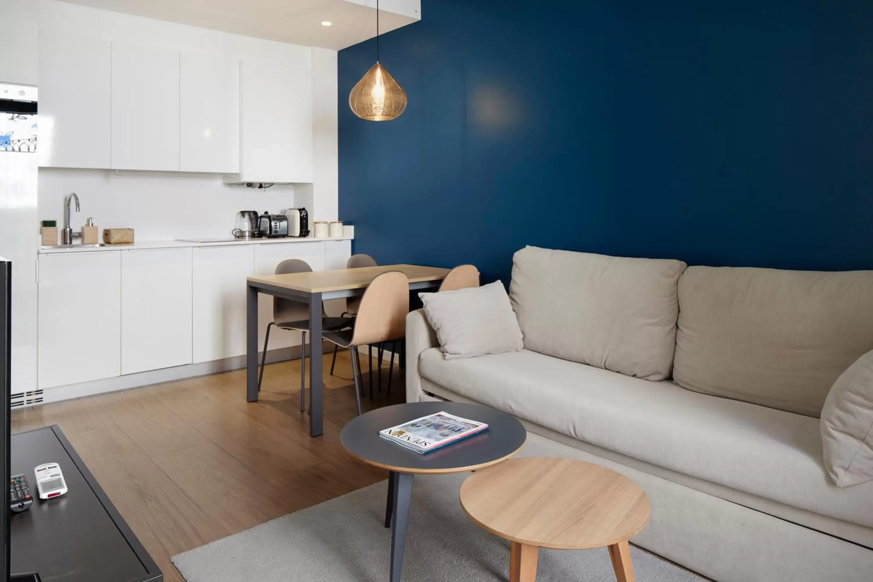 Kitchen or kitchenette, Seating Area in Hotel SANSEbay