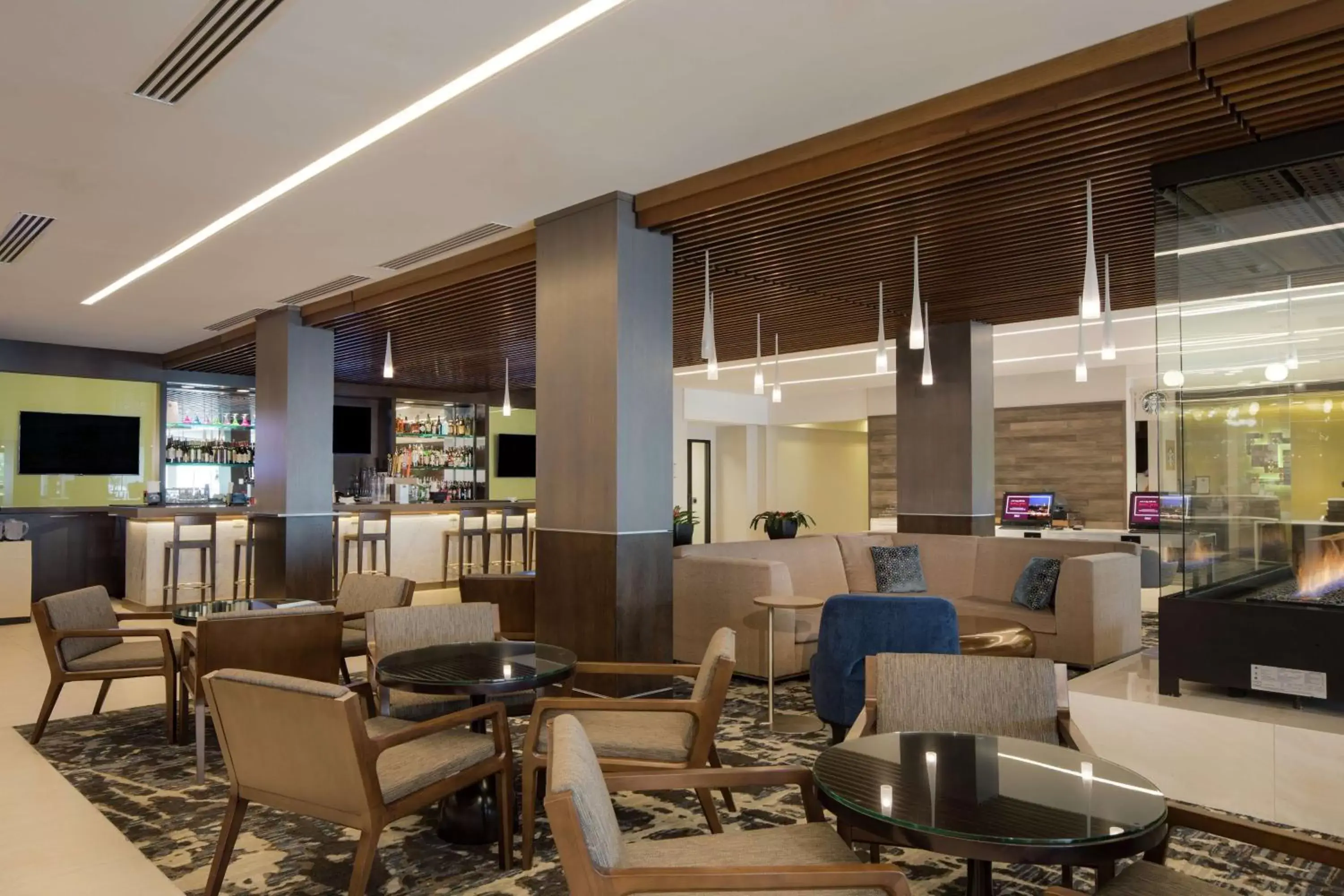 Lobby or reception, Restaurant/Places to Eat in DoubleTree by Hilton Hotel Syracuse