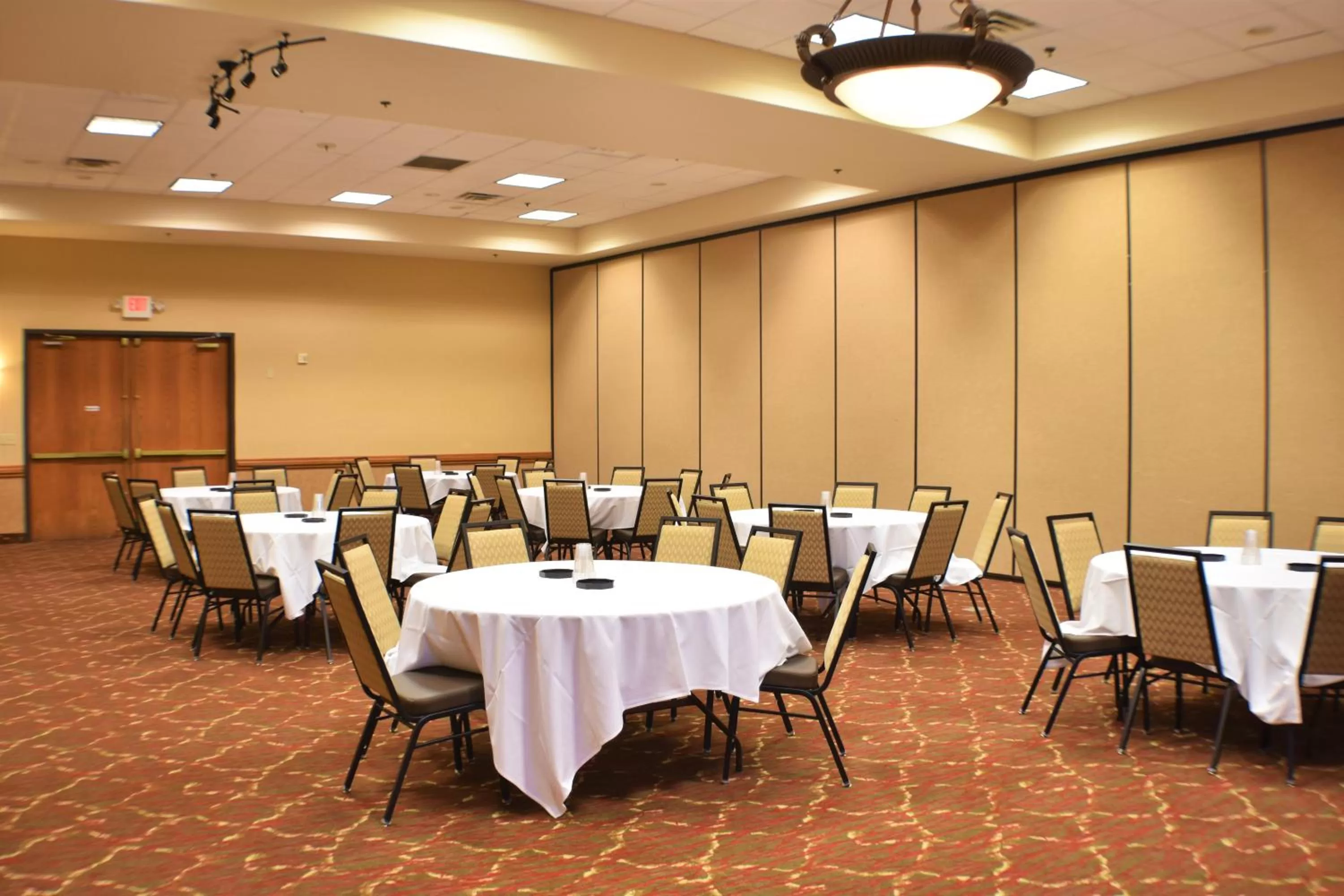 Meeting/conference room in Ramada by Wyndham Sioux Falls Airport - Waterpark Resort & Event Center