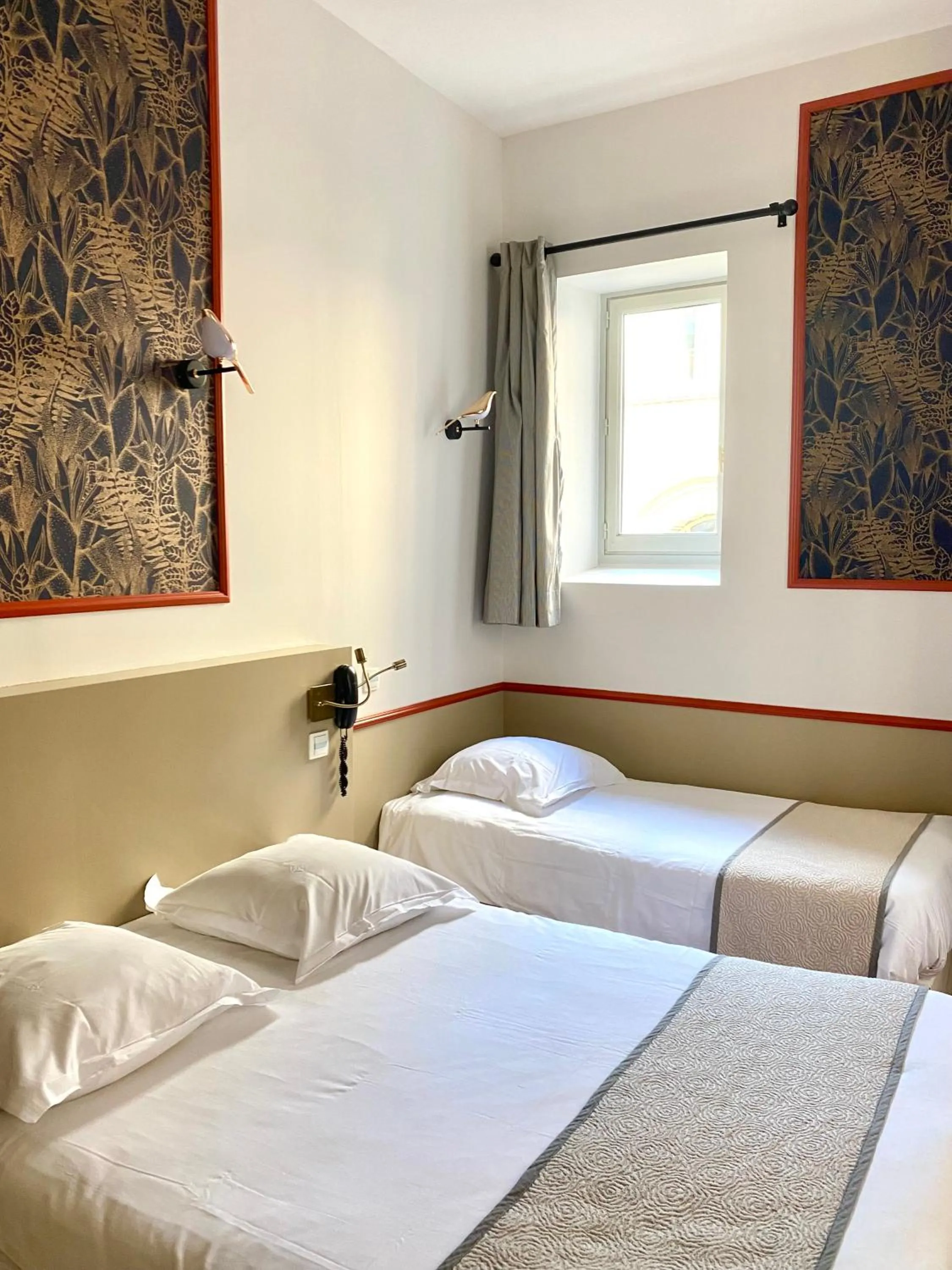 Property building, Bed in Hotelo Lyon Charité