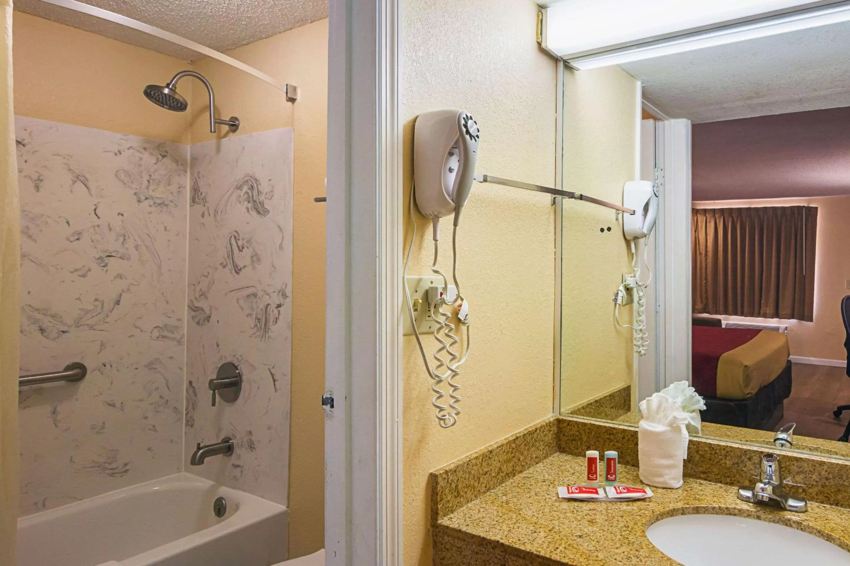 Shower in Econo Lodge Oxford near Choccolocco Park