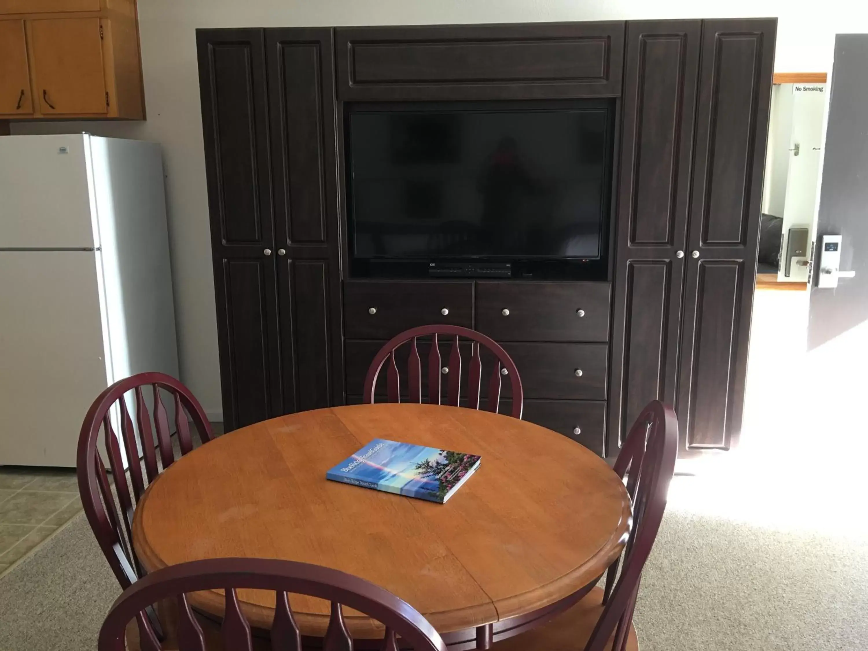 Photo of the whole room, TV/Entertainment Center in Cardinal Inn