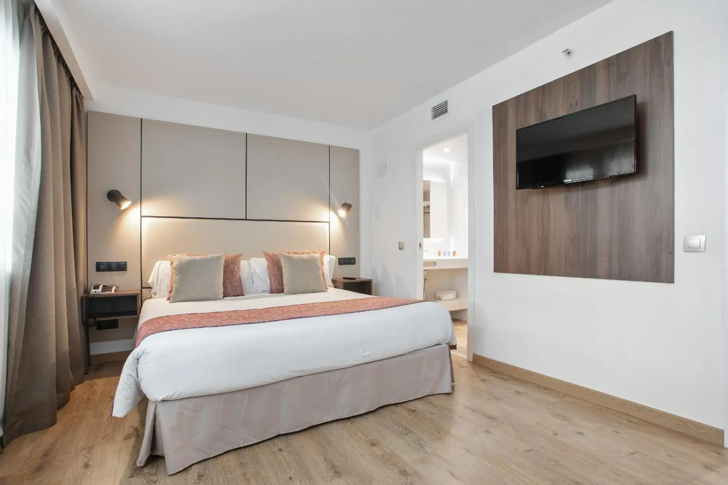 Photo of the whole room, Bed in Pierre & Vacances Apartamentos Edificio Eurobuilding 2