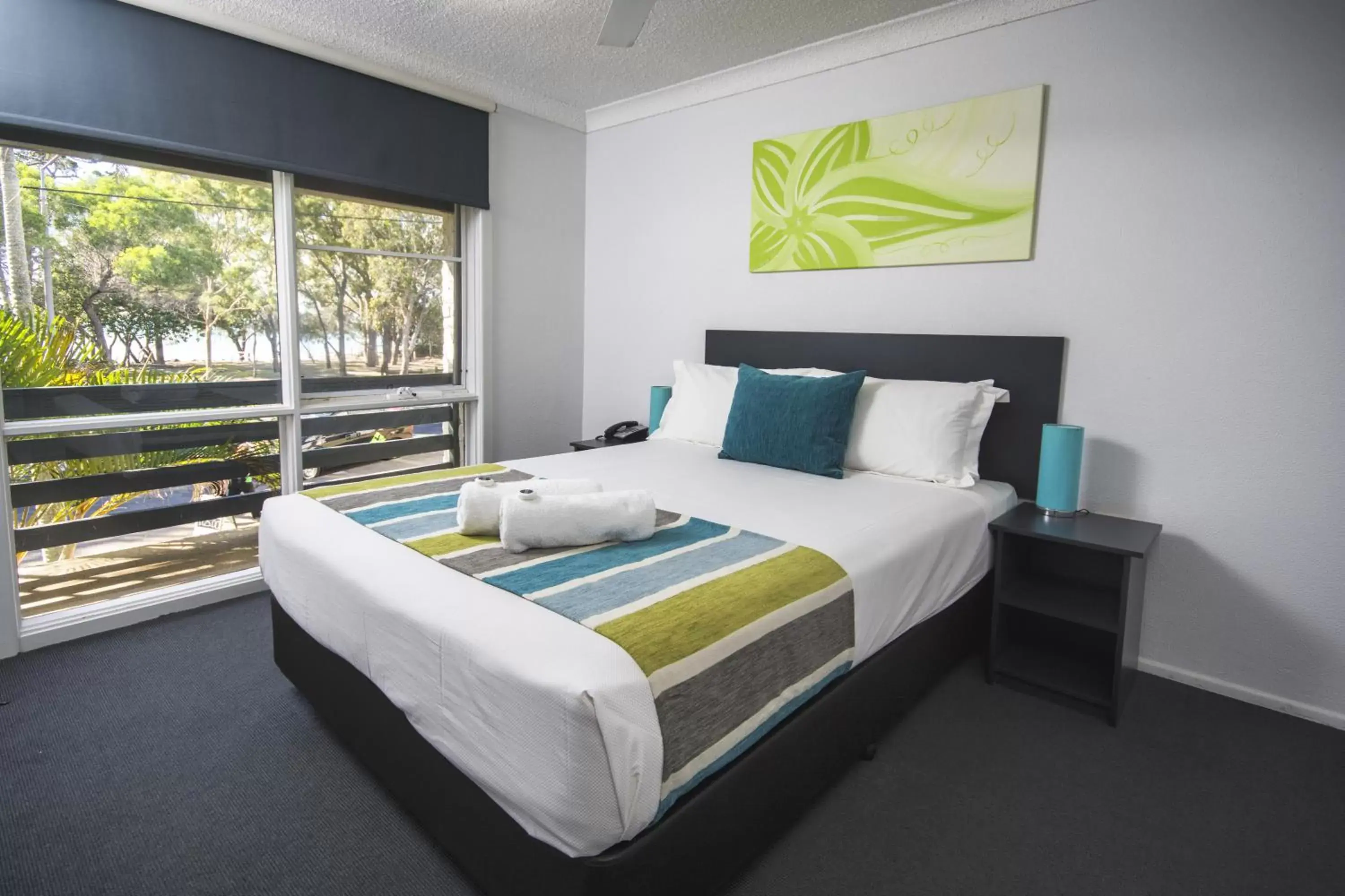 Bedroom, Bed in The Beach Motel Hervey Bay
