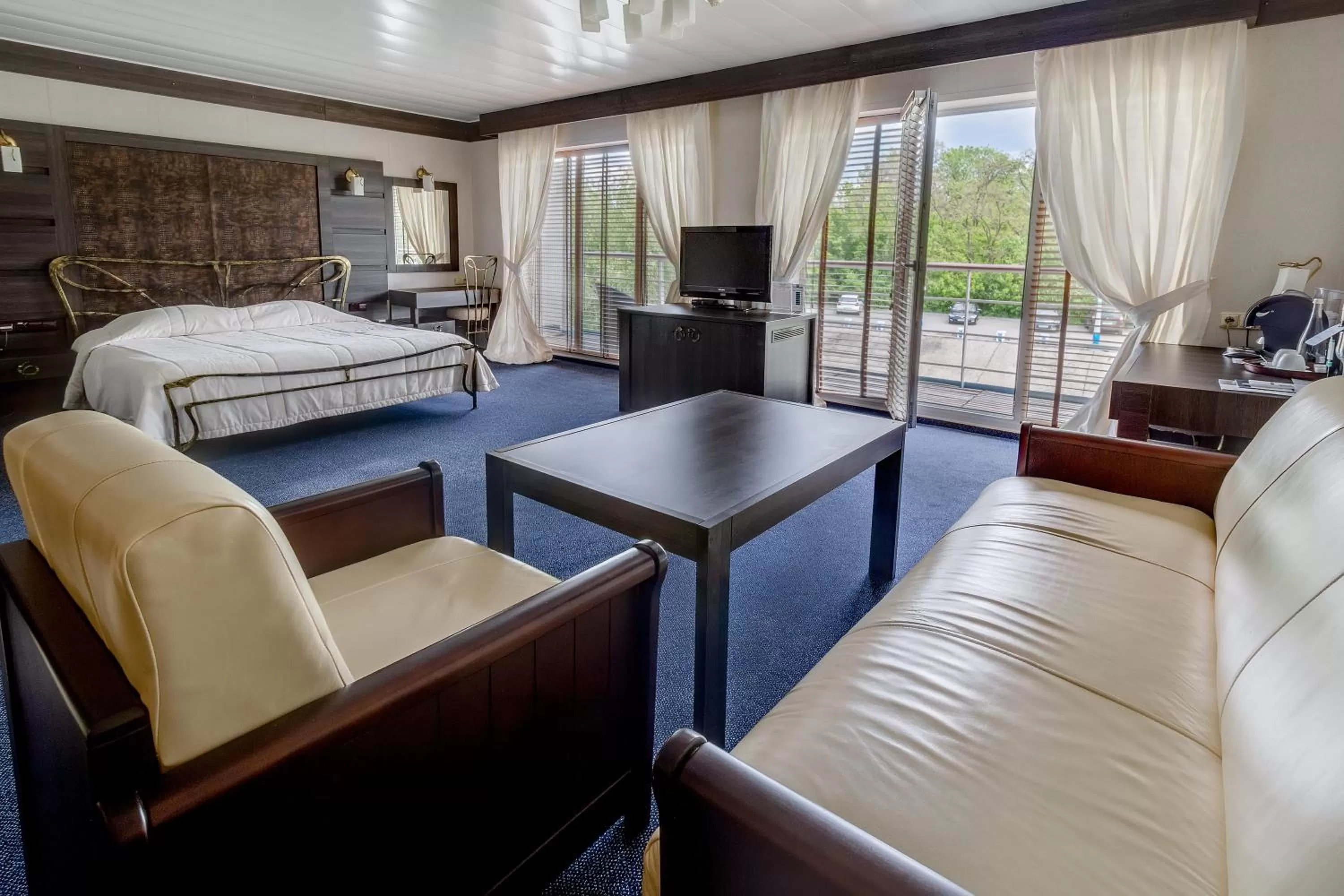 Living room, Bed in Bakkara Hotel