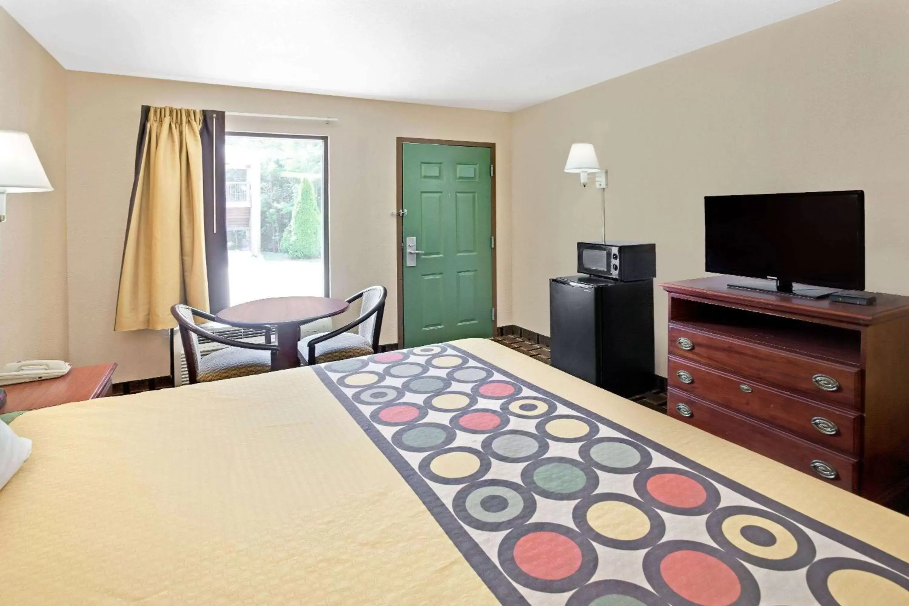 Photo of the whole room, Bed in Super 8 by Wyndham Acworth/Atlanta Area