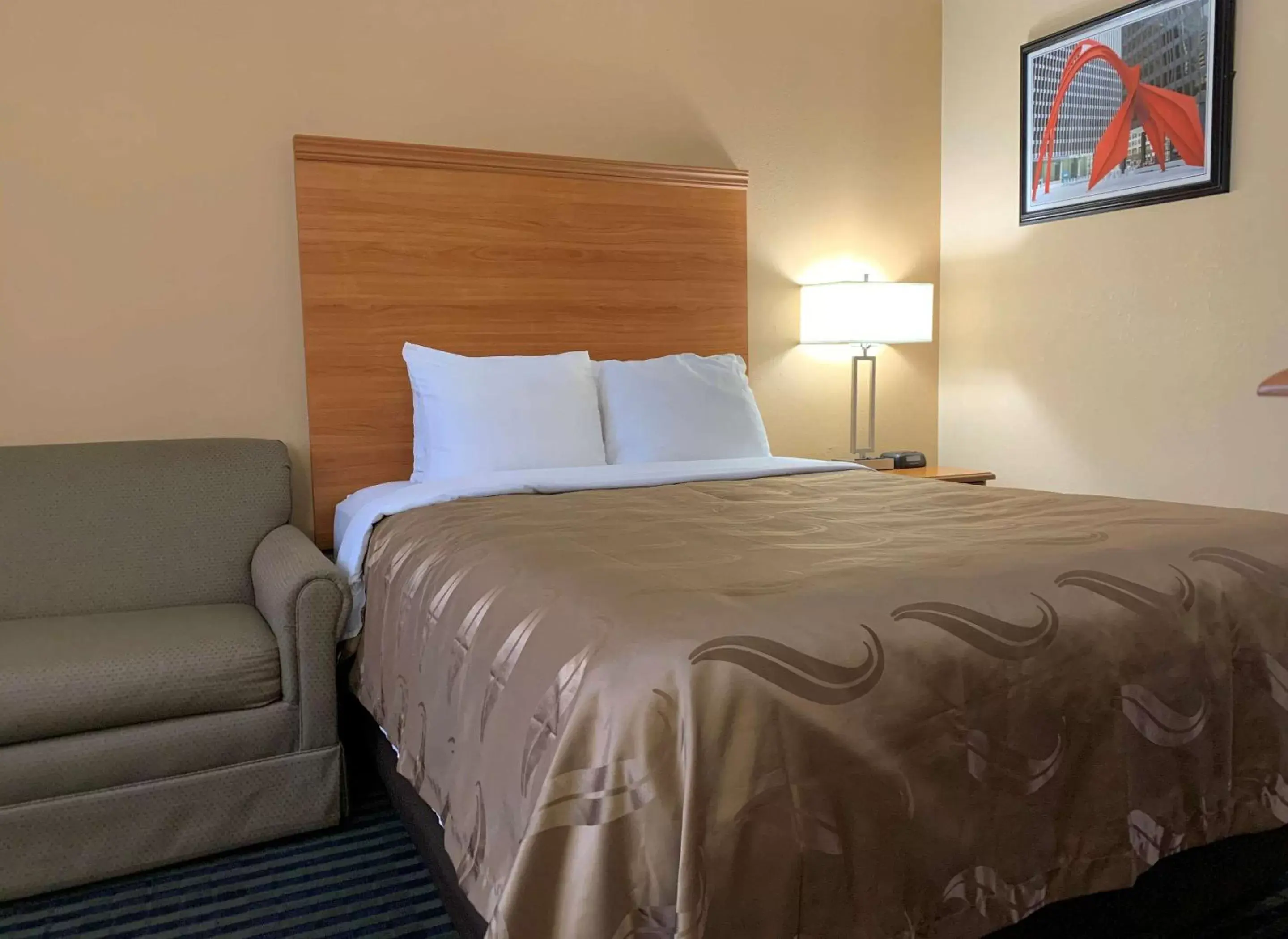 Photo of the whole room, Bed in Quality Inn Ottawa near Starved Rock State Park