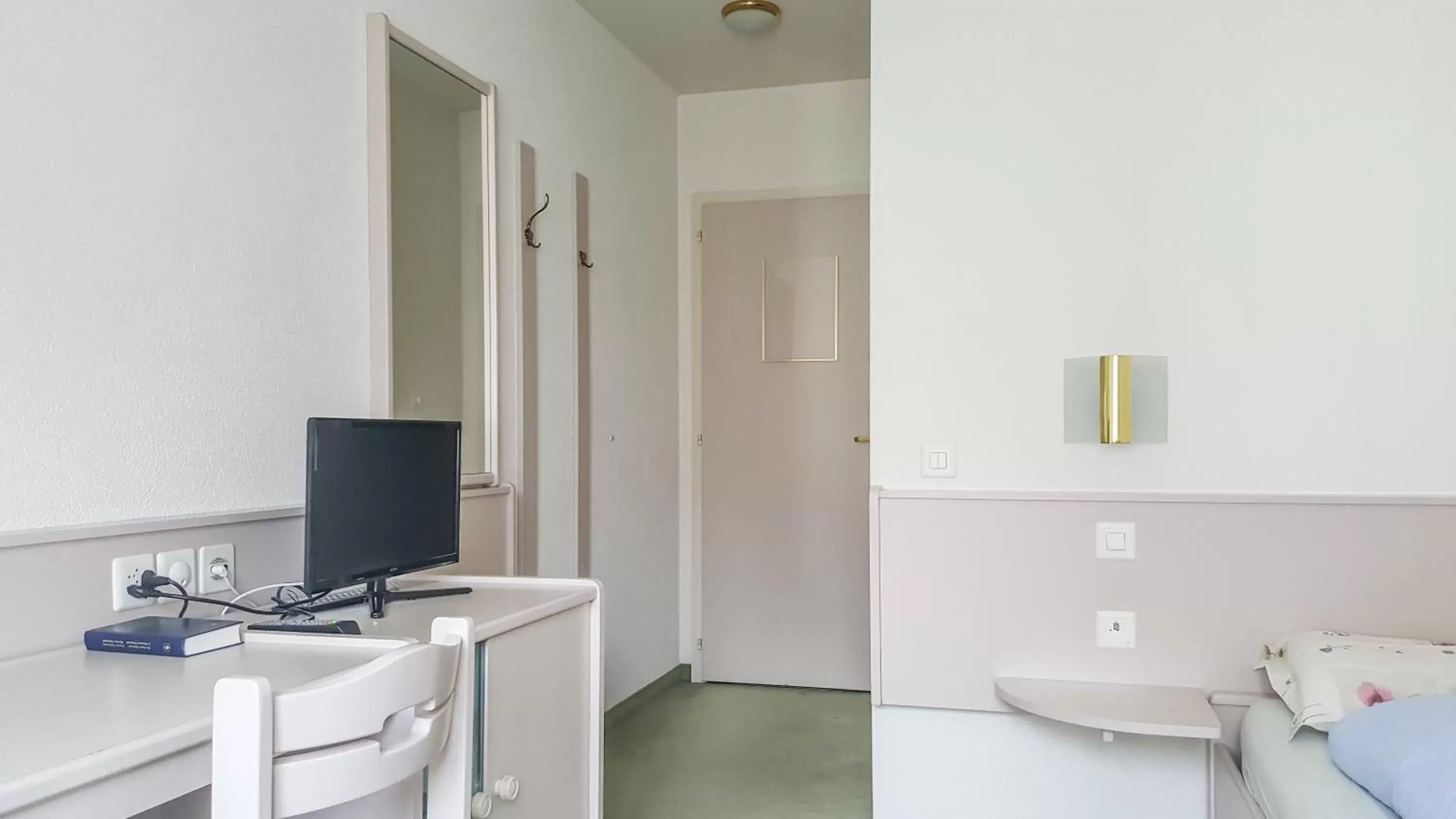 Bedroom, Bathroom in Hôtel les Berges