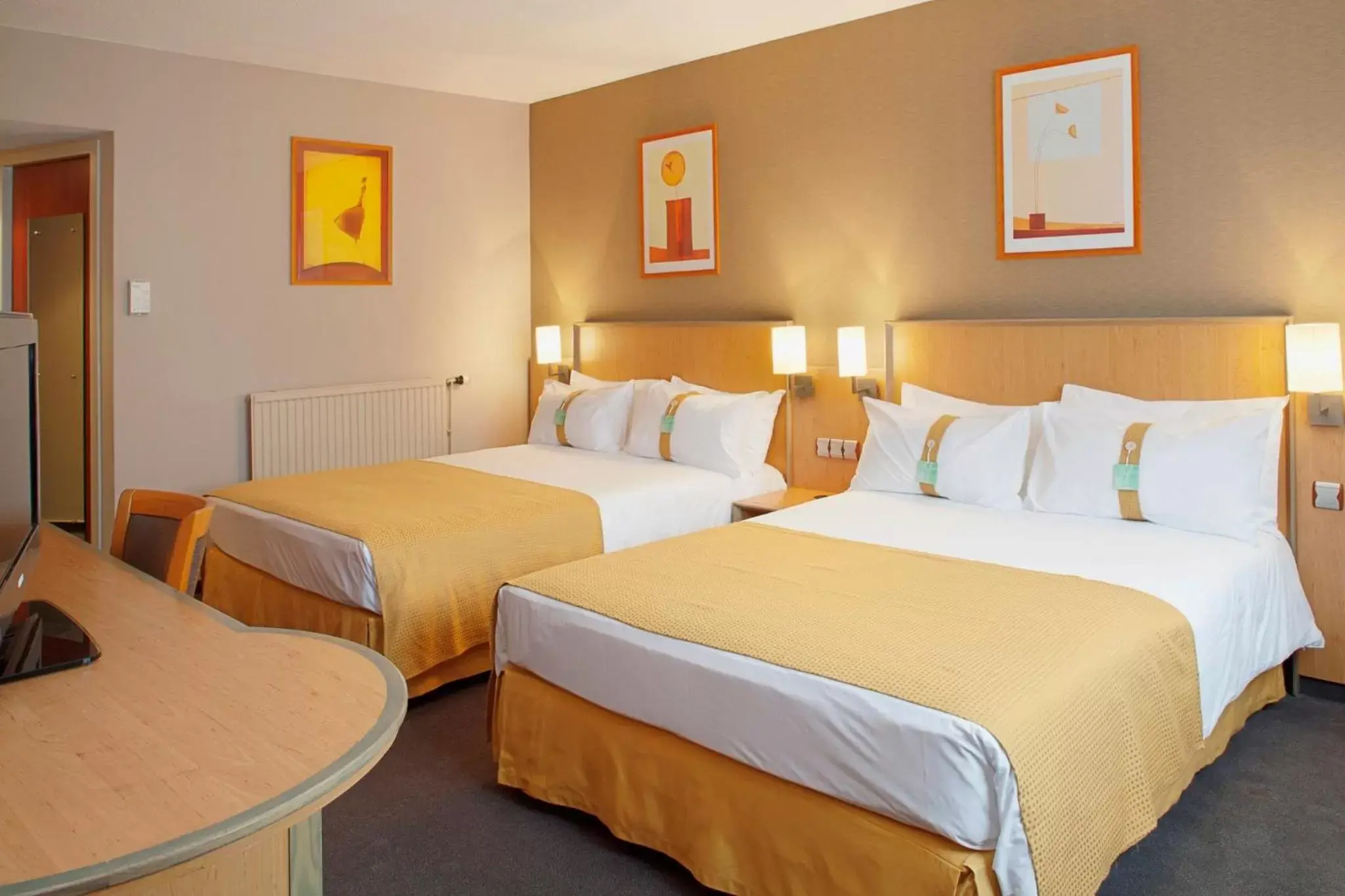 Photo of the whole room, Bed in Holiday Inn Calais-Centre, an IHG Hotel