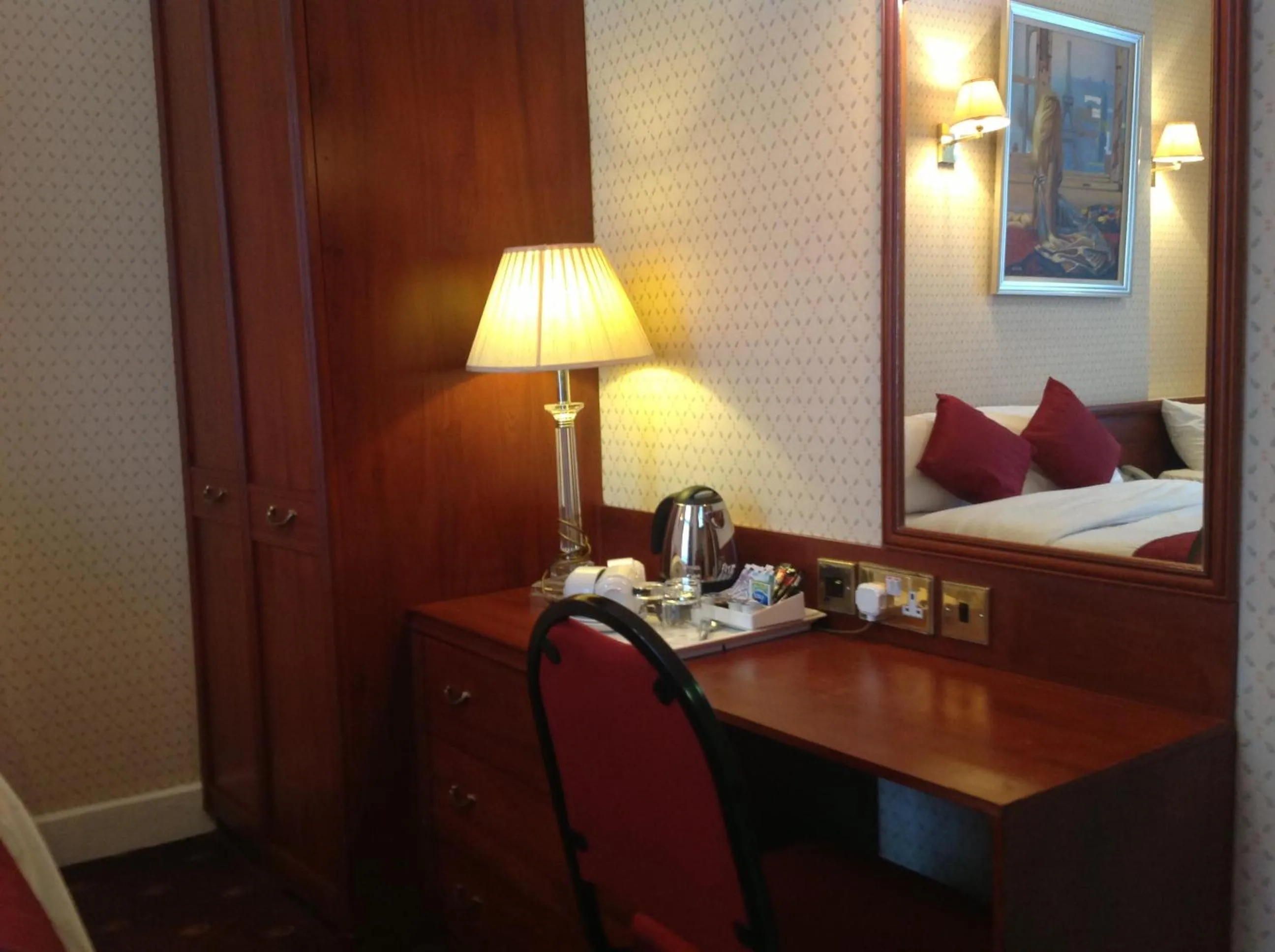 Seating area, Bed in Avon Hotel