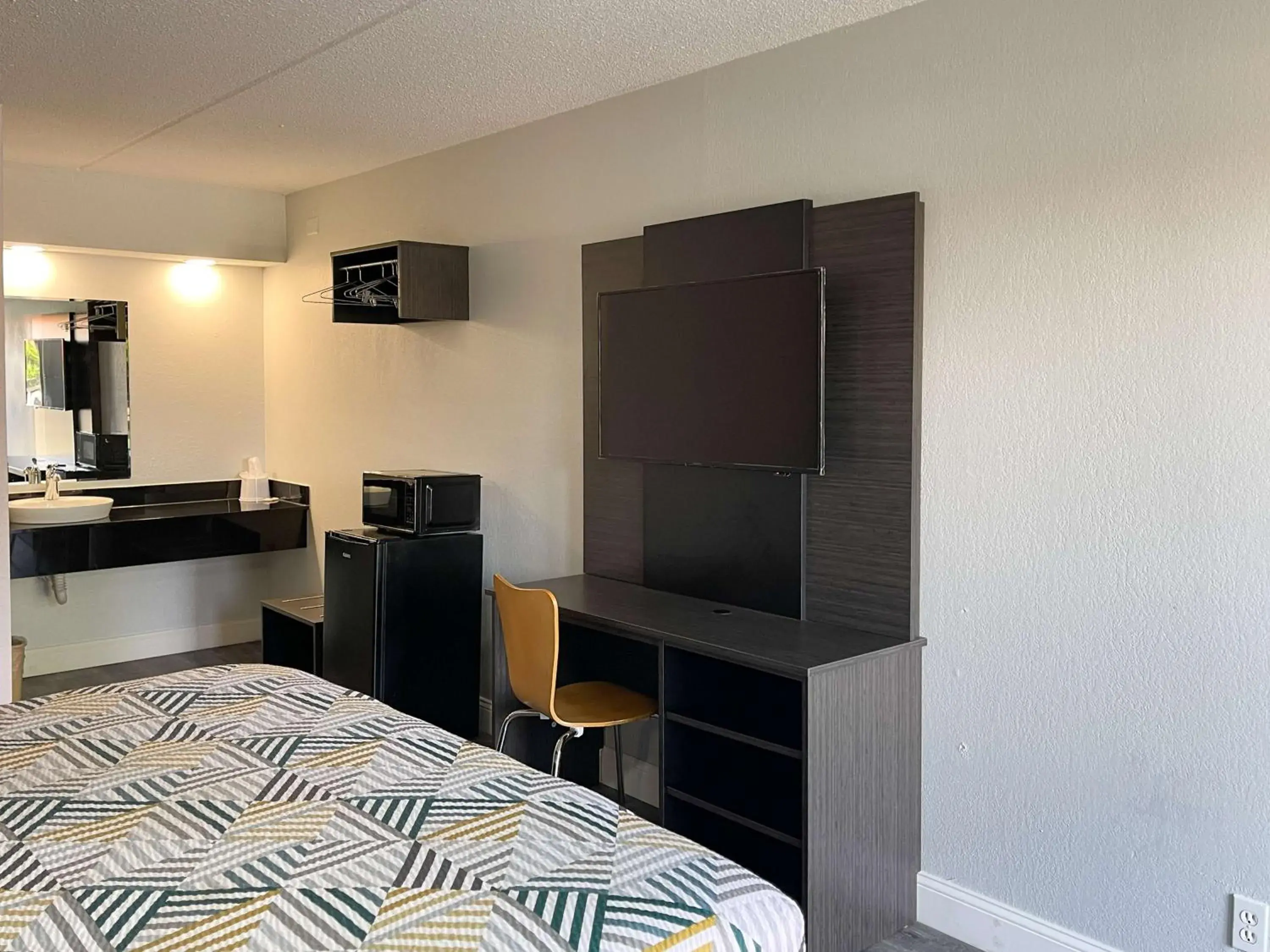 Bedroom, TV/Entertainment Center in Motel 6-Memphis, TN - Downtown